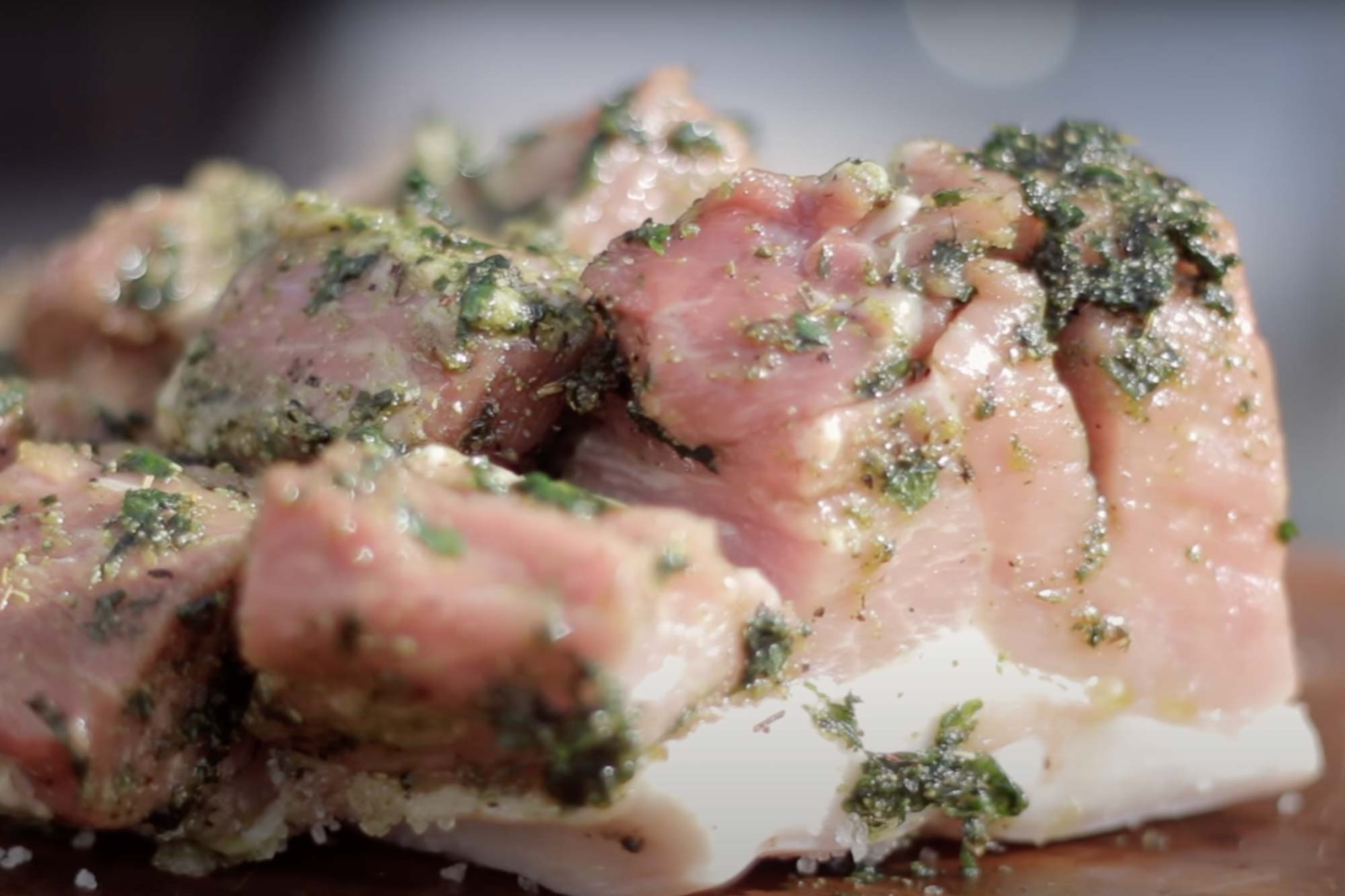 Krustenbraten wird mit Pesto eingerieben