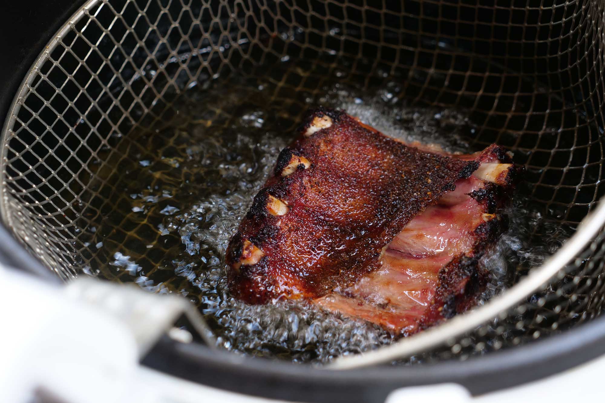 Rippchen in der Fritteuse