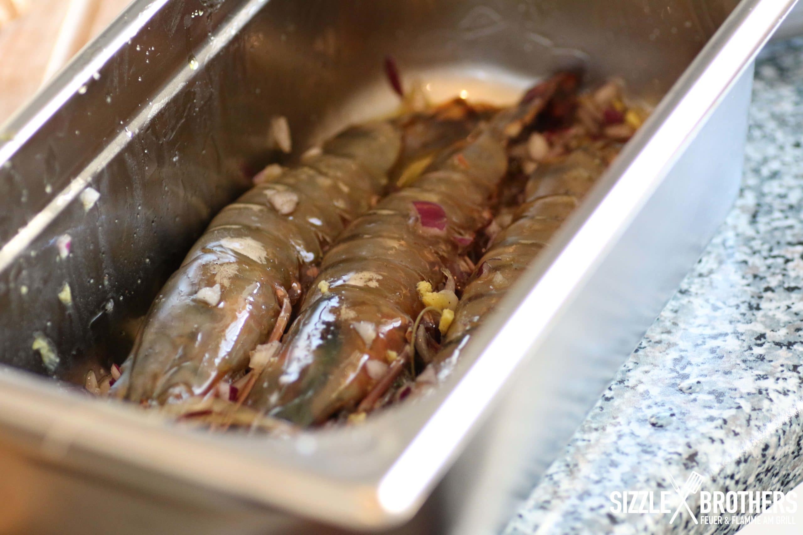 Garnelen werden mariniert