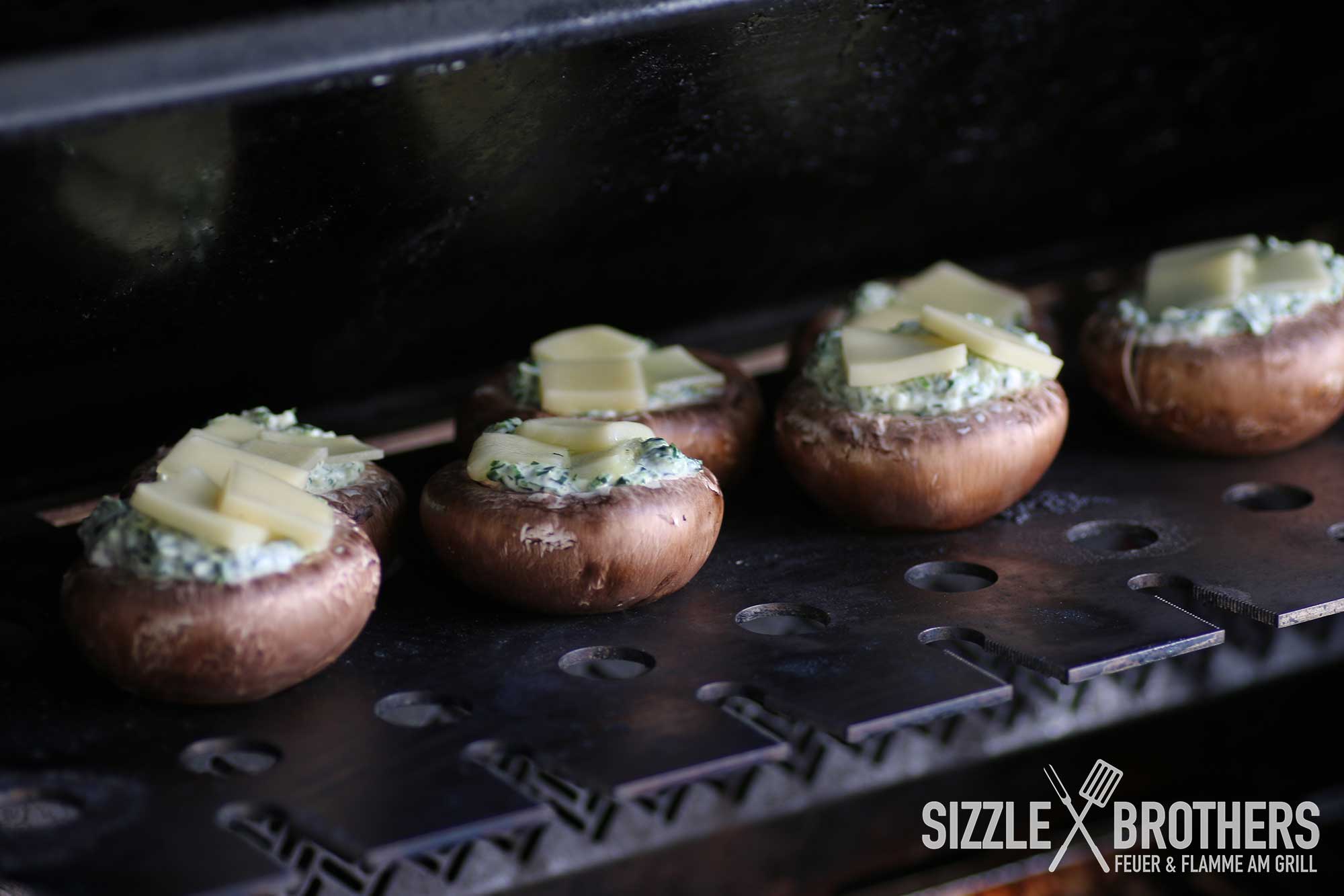 Gefüllte Champignons werden indirekt gegrillt