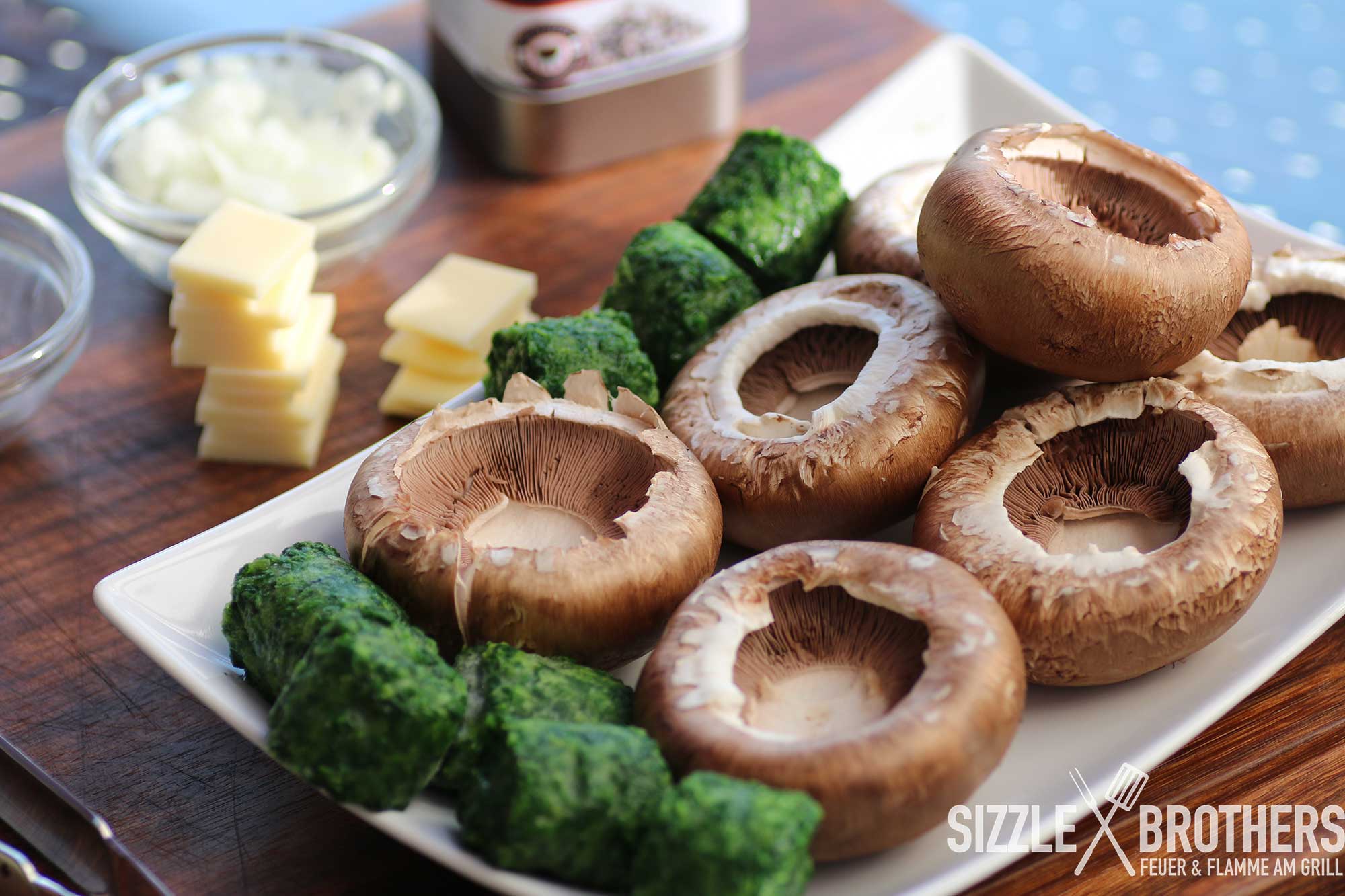 Zutaten für gefüllten Champignons bereitgestellt
