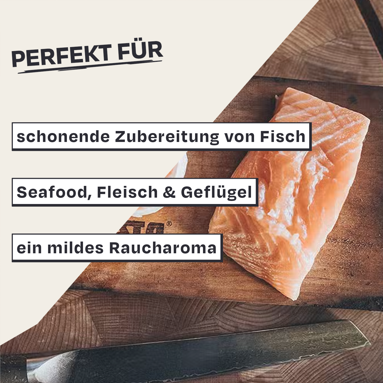 Ein rohes LachsstĂĽck liegt auf einem Holzbrett neben einem Messer.