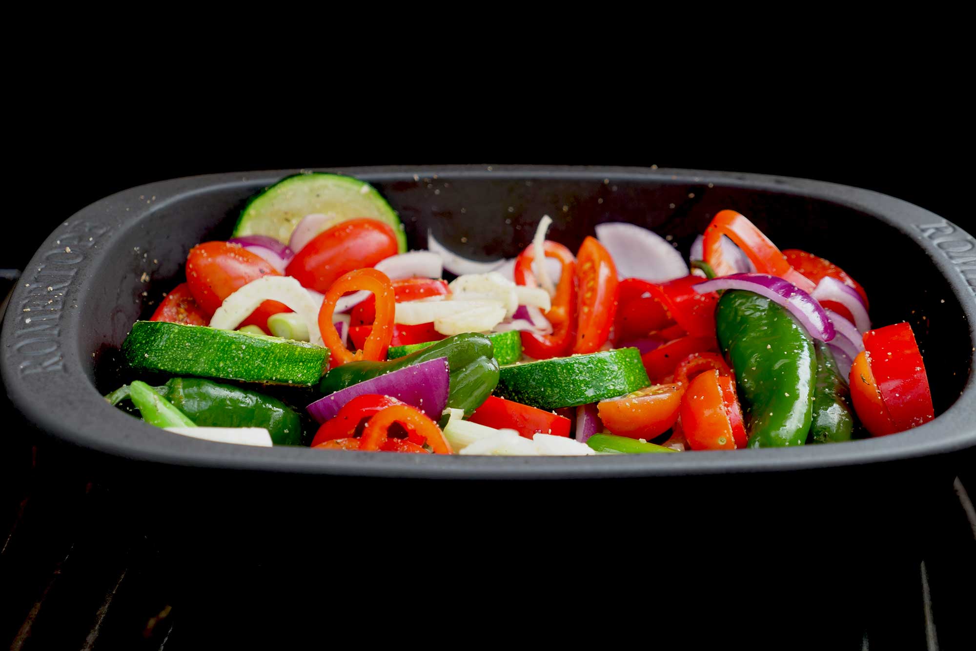 Das Grillgemüse wird im Bräter zubereitet