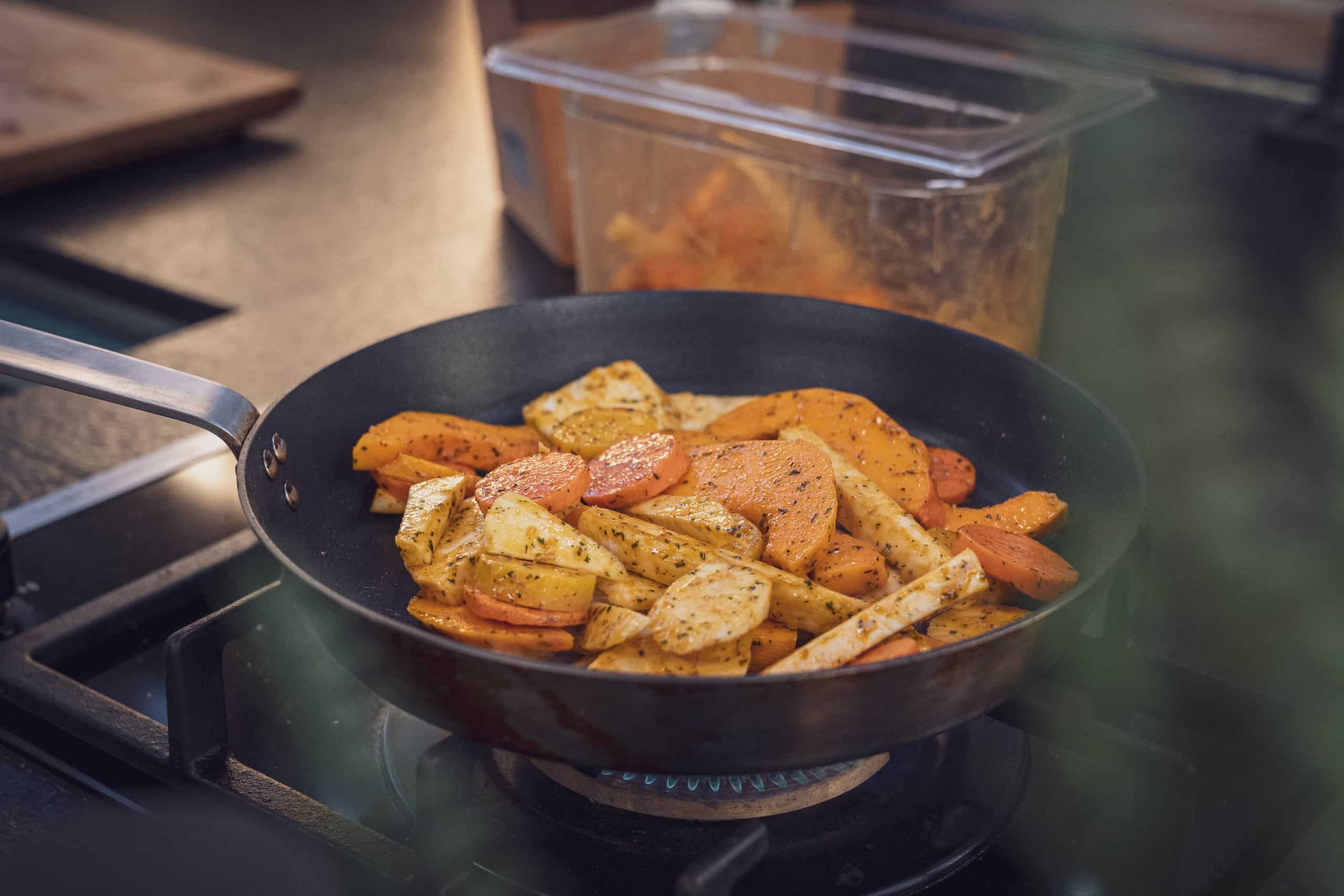 Grillgemüse wird in einer Pfanne angebraten