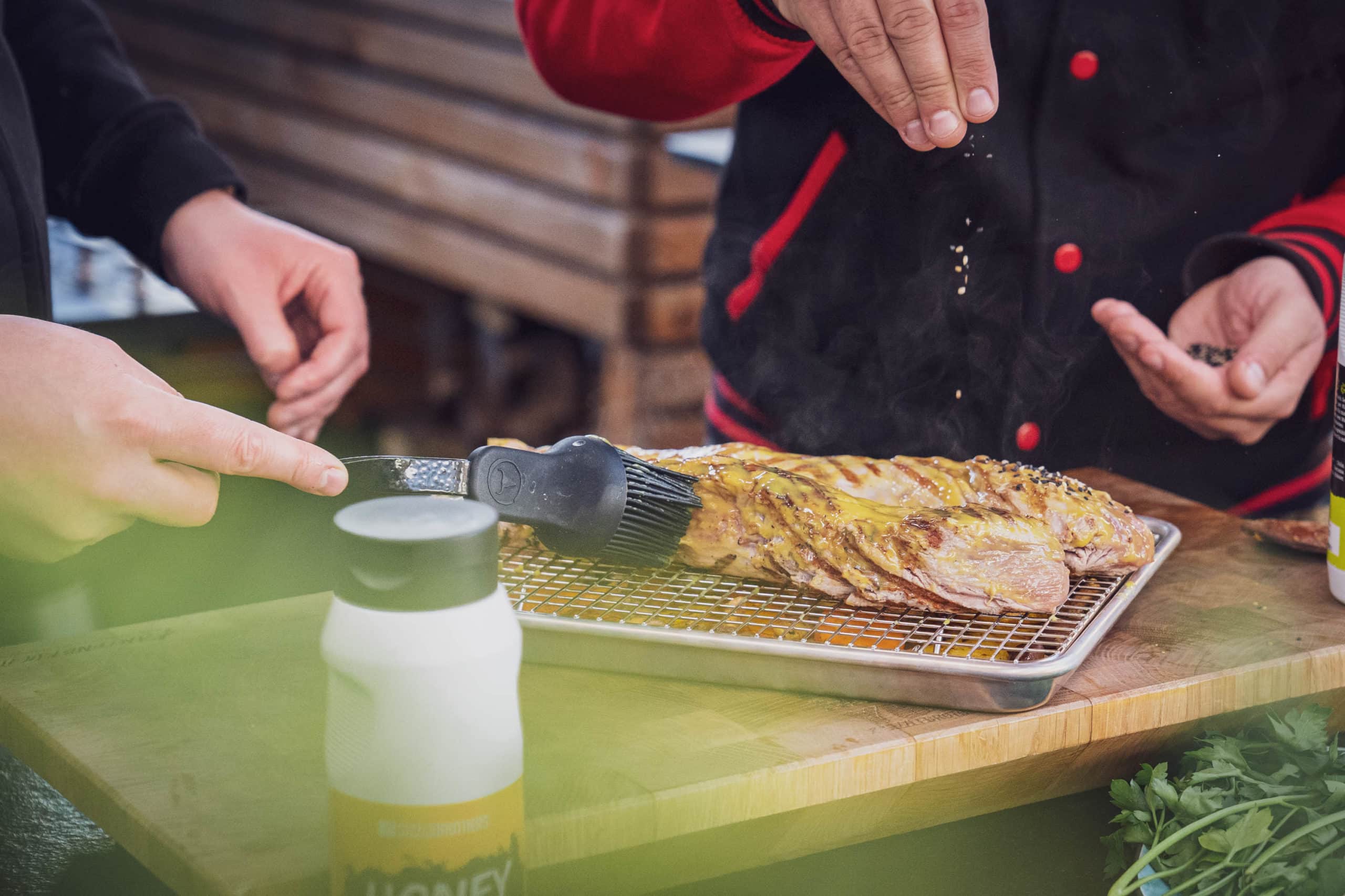 Sesam wird auf das Schweinefilet gegeben