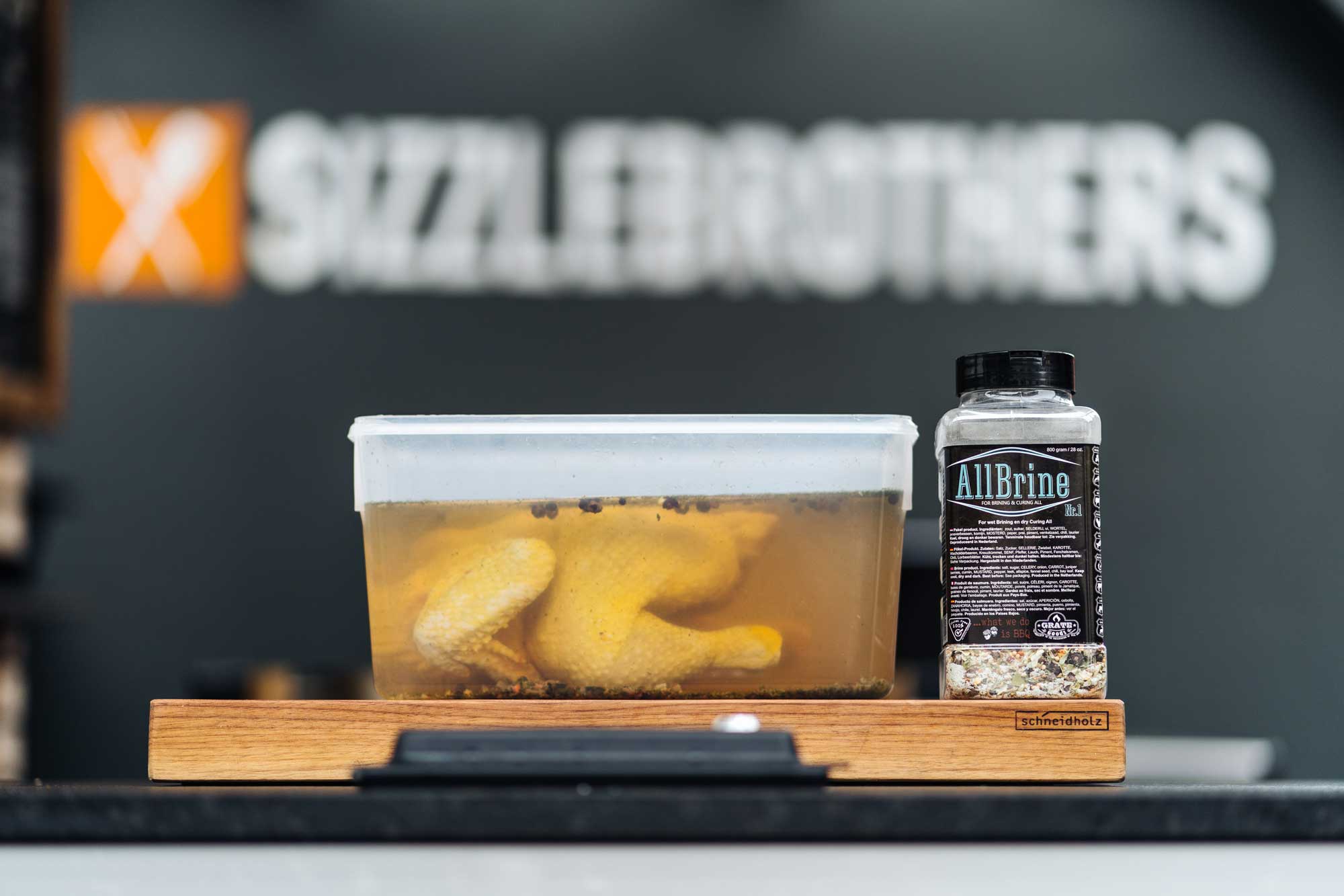 Grillhähnchen liegt in einem Brining