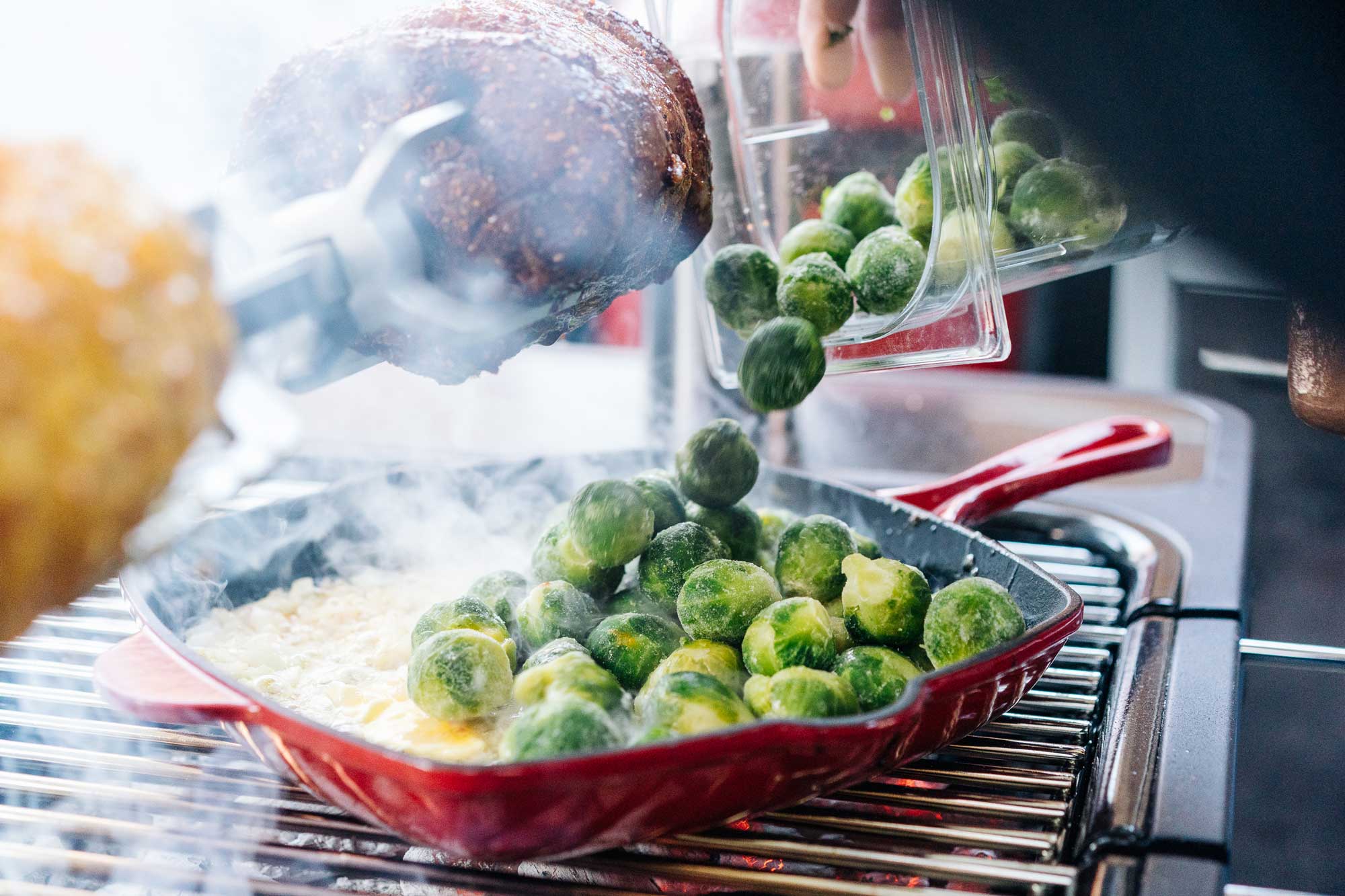 In einer roten Pfanne wird Rosenkohl gebraten
