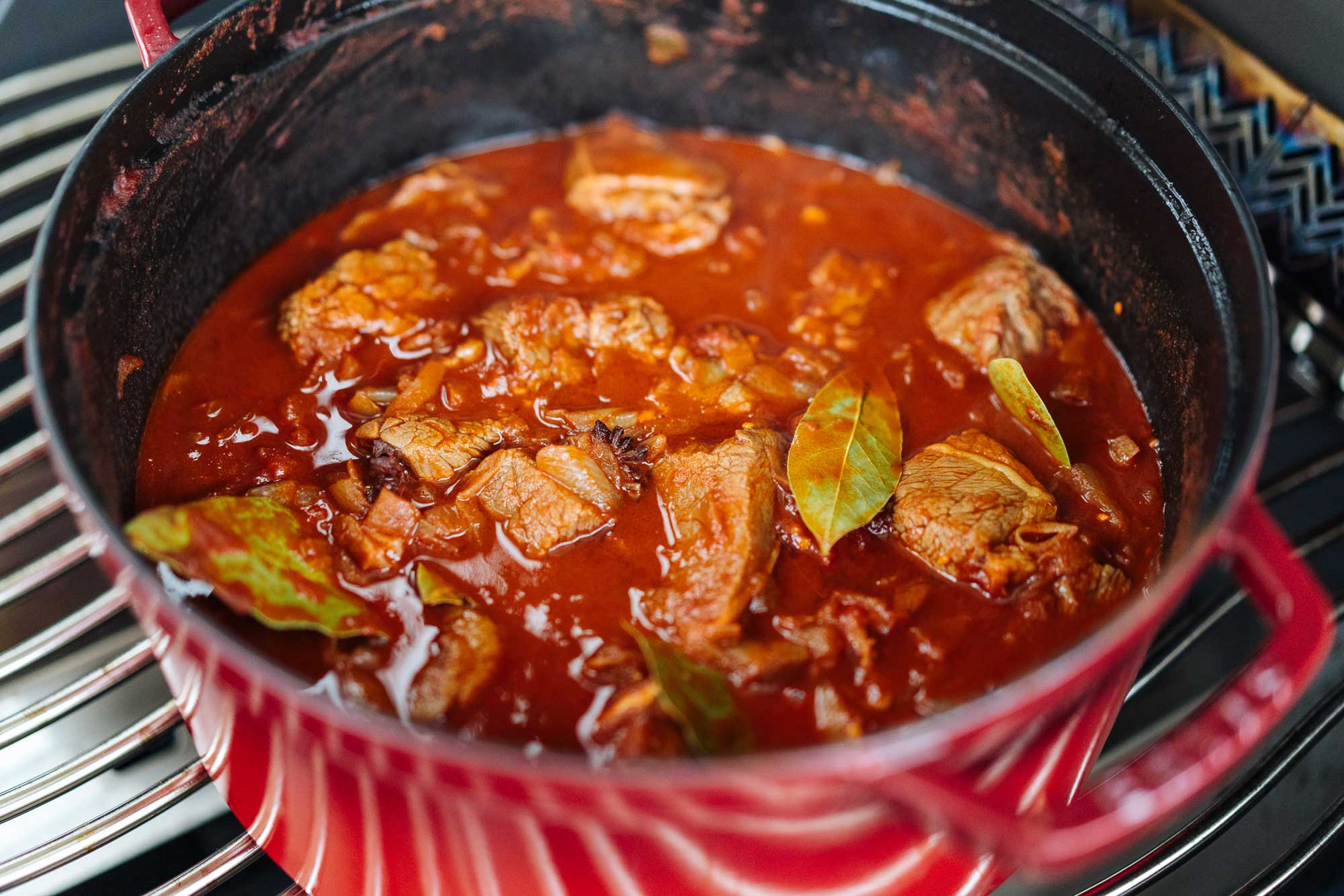 Fleisch, Tomaten, Rotwein, etc. kommen mit das ungarische Gulasch