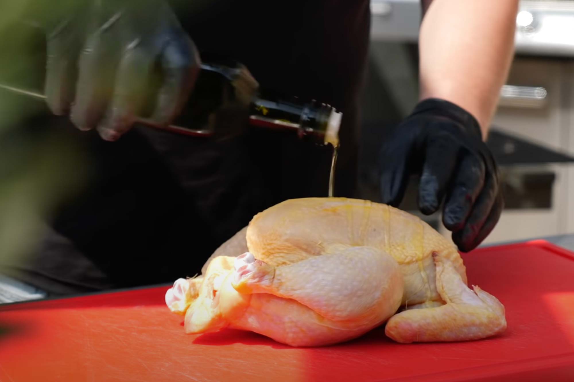 Olivenöl wird über das Hähnchen gegeben