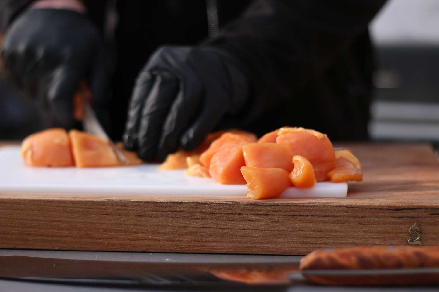 Die Hähnchenbrustfilets werden in gleichgroße Würfel geschnitten