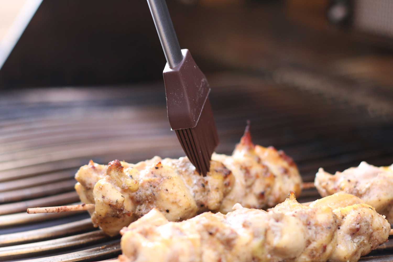 Honig wird auf den Hähnchenspießen verstrichen