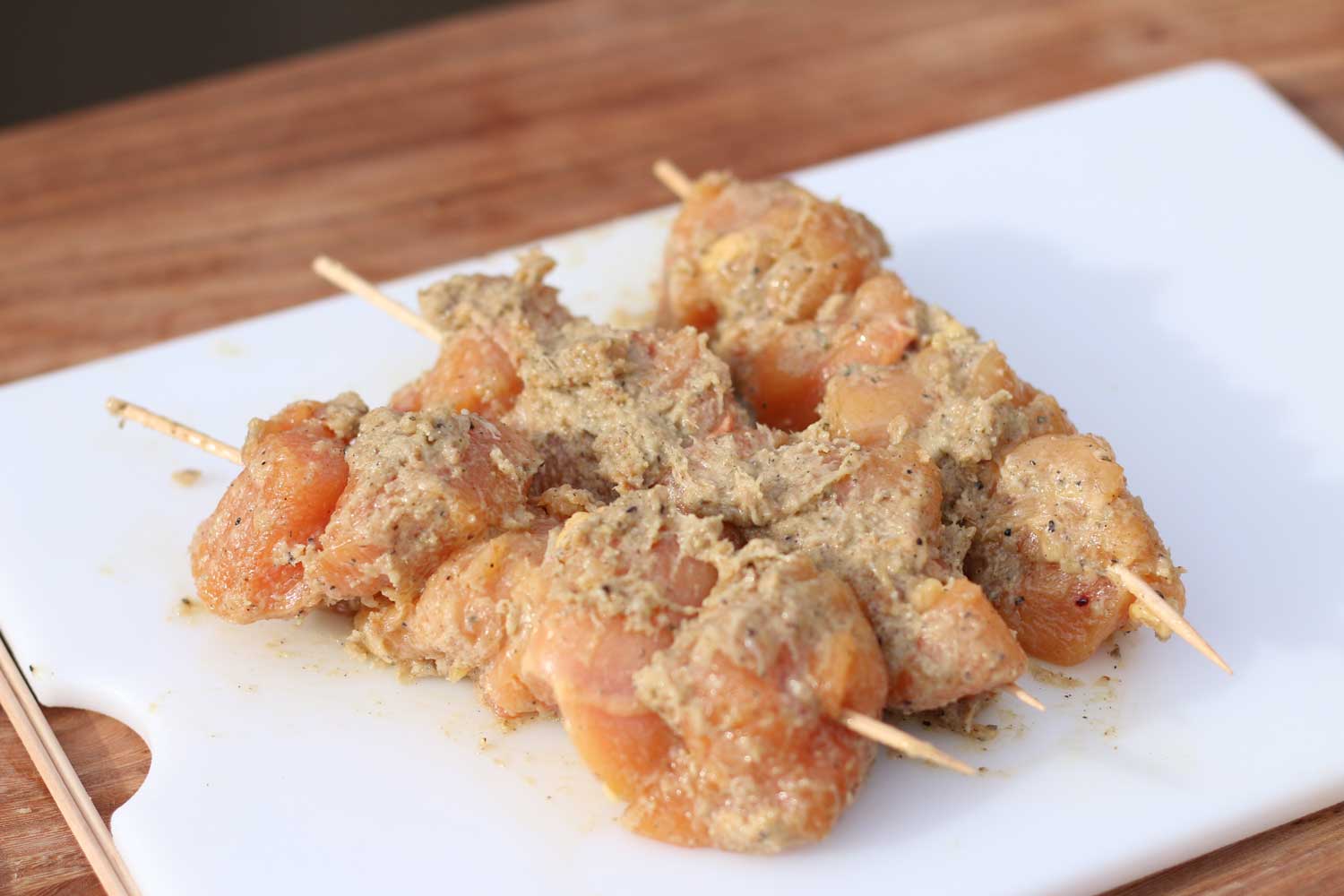 Vorbereitete Hähnchenspieße bereit für den Grill