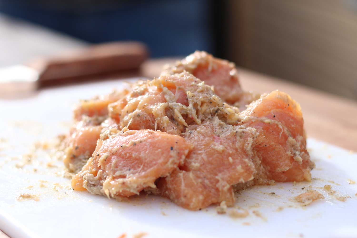 Für die Hähnchenspieße wird das Fleisch mit der Würzpaste mariniert