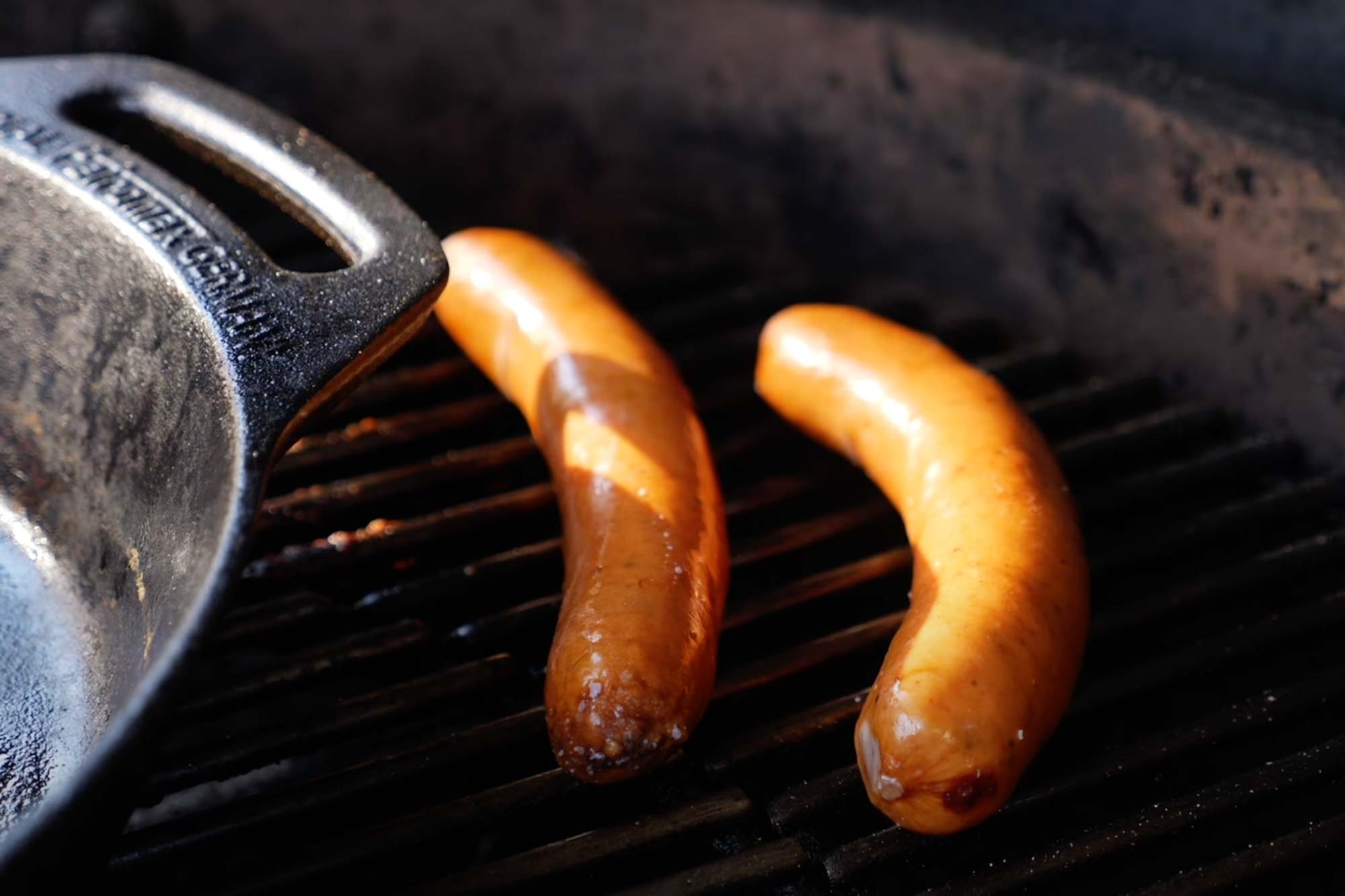 Würstchen auf dem Grill