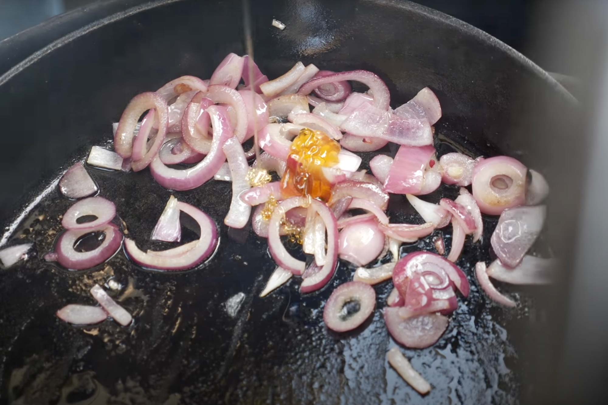 Zwiebeln werden in der Pfanne angebraten