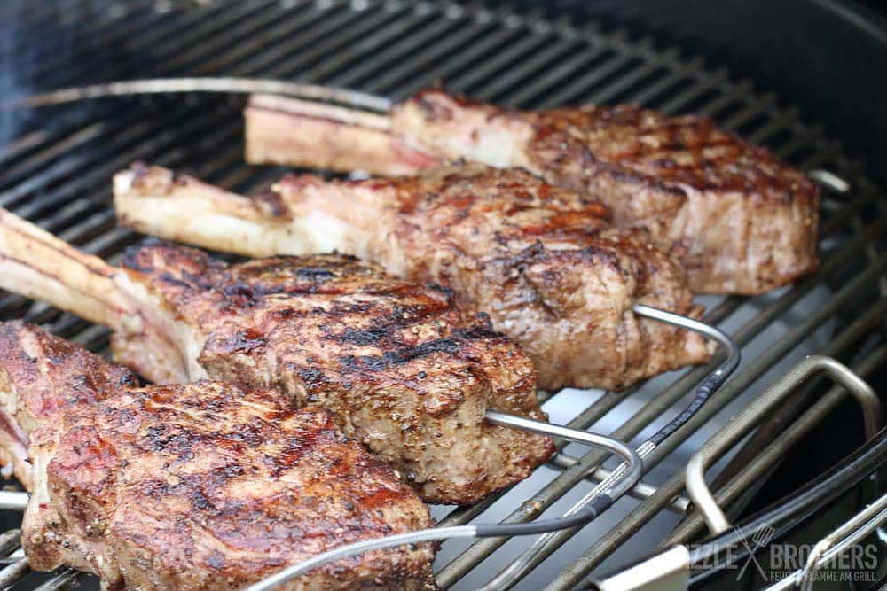 Steaks mit Thermometer auf einem Grill
