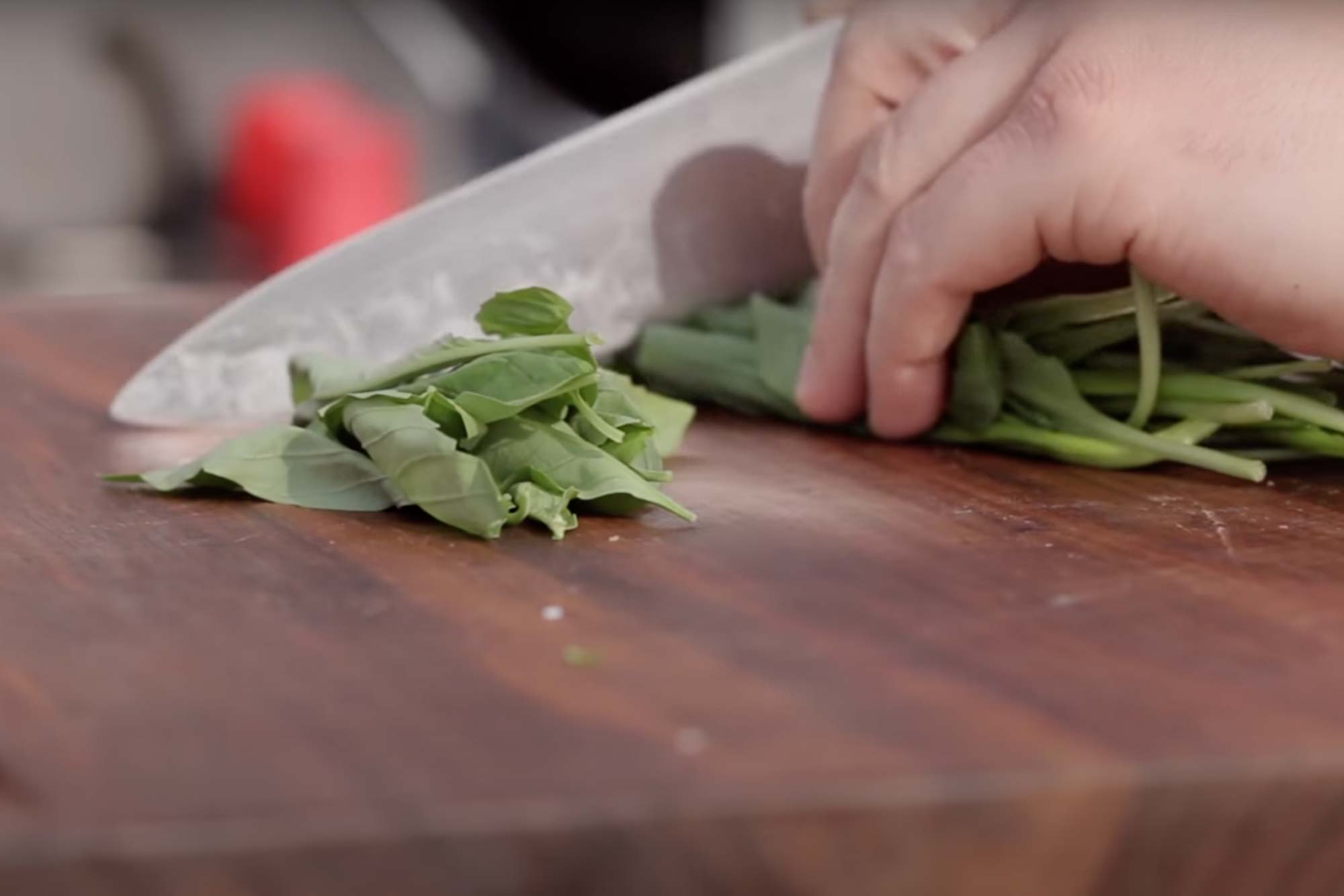 Kräuter fürs Pesto werden geschnitten