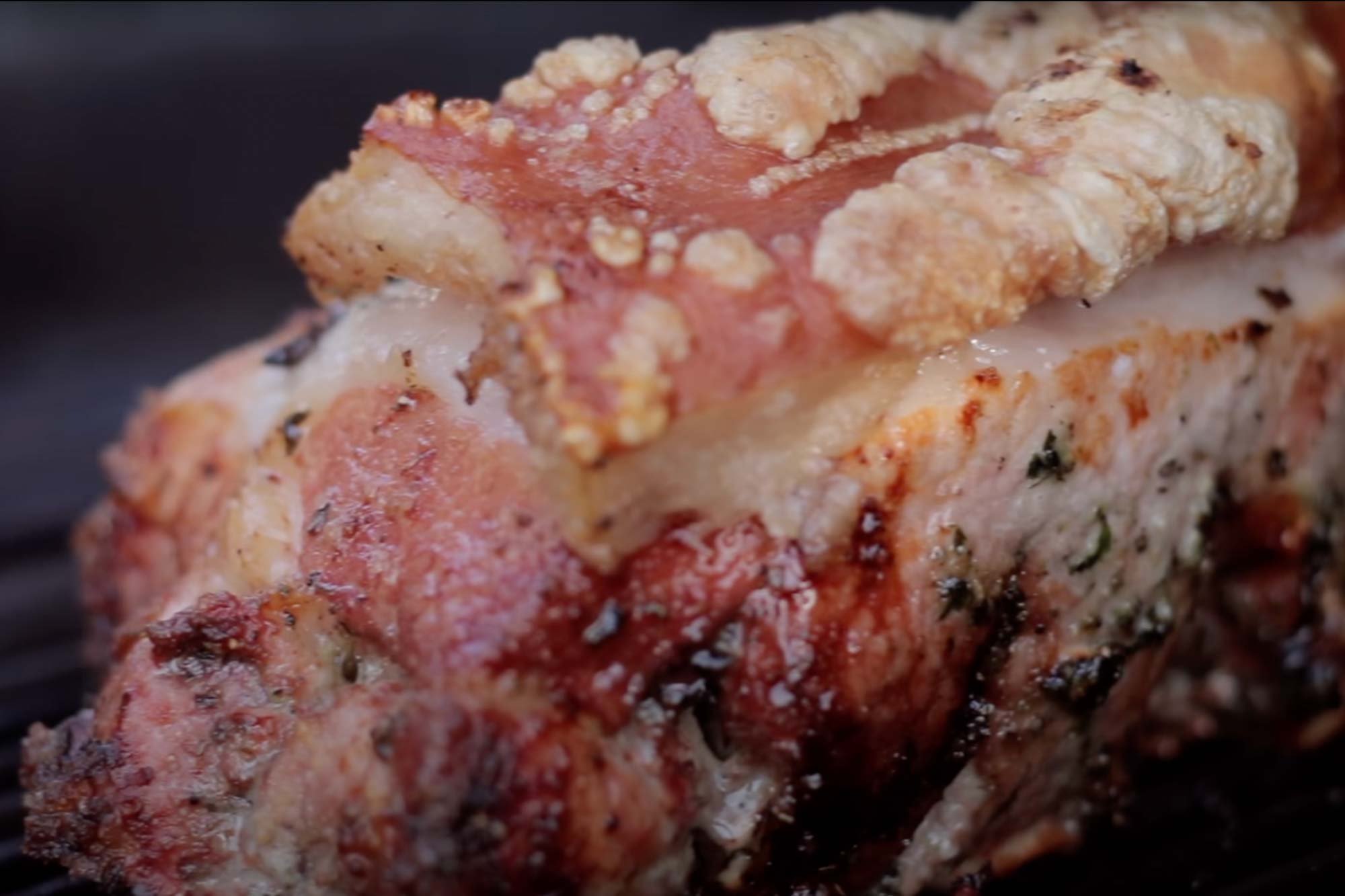 Die Schwarte beim Krustenbraten ploppt schön auf