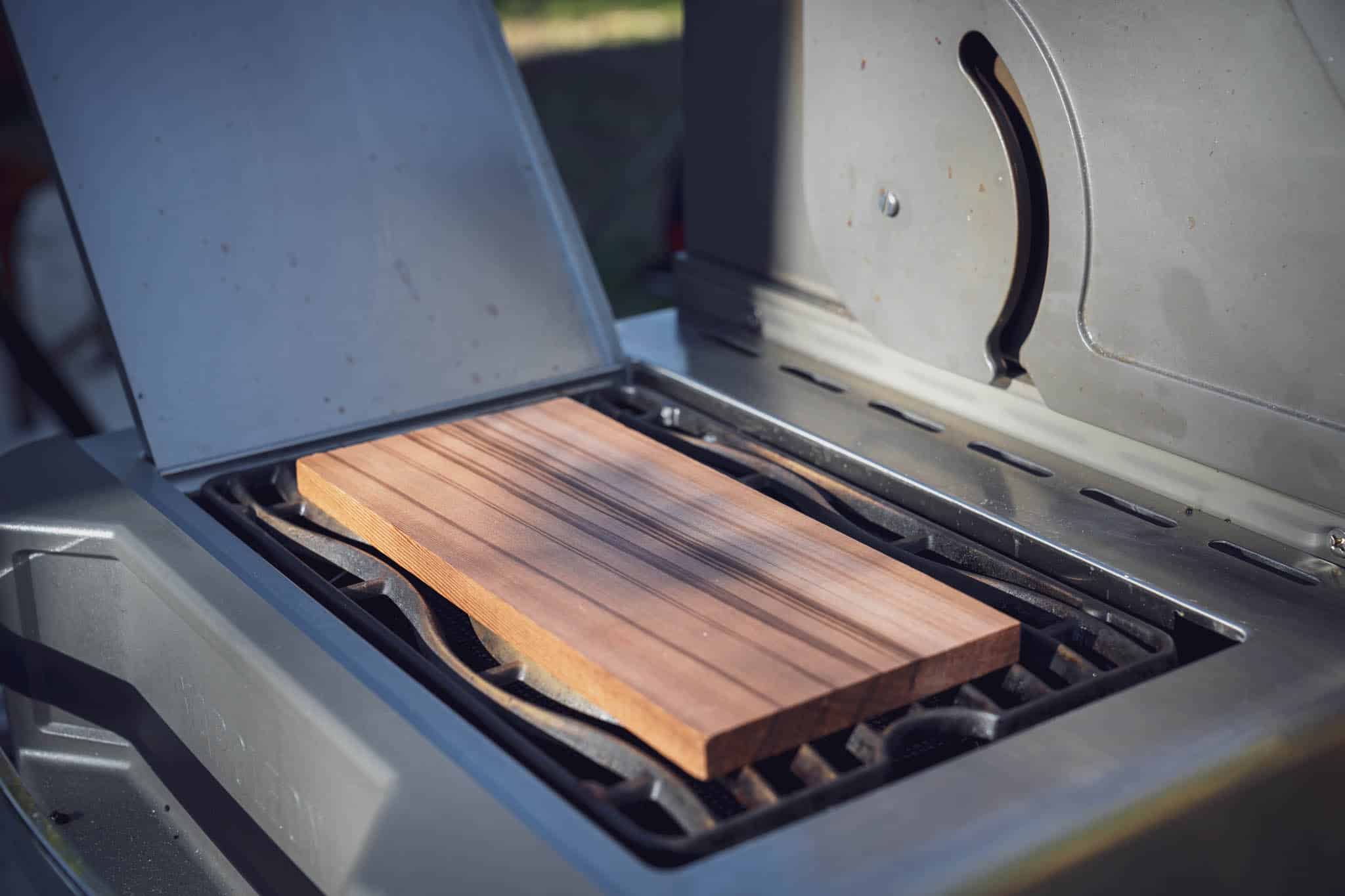 Planke wird auf der Sizzle Zone zum Räuchern gebracht