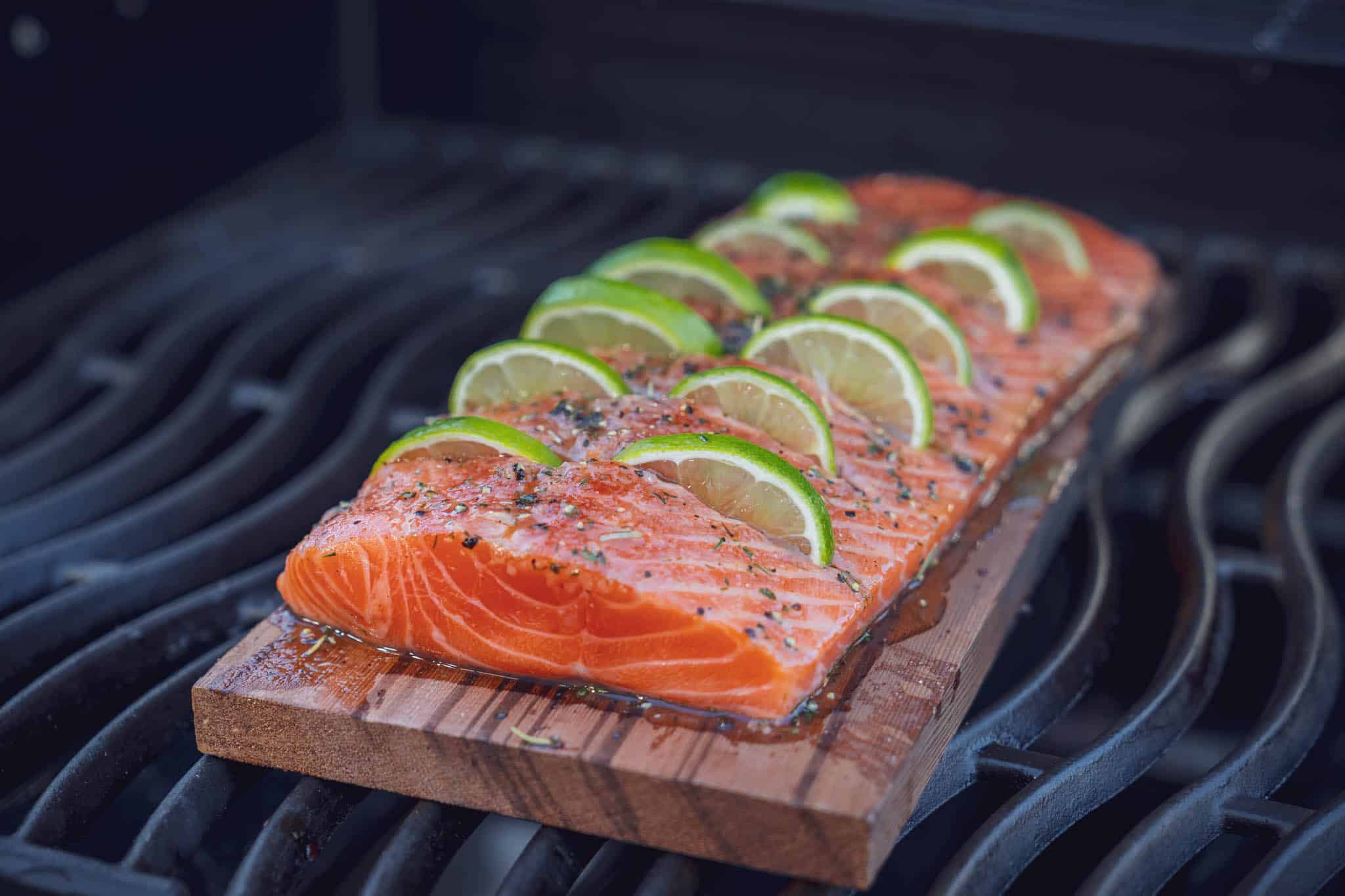 Mit Limetten gespickter Lachs auf der Planke