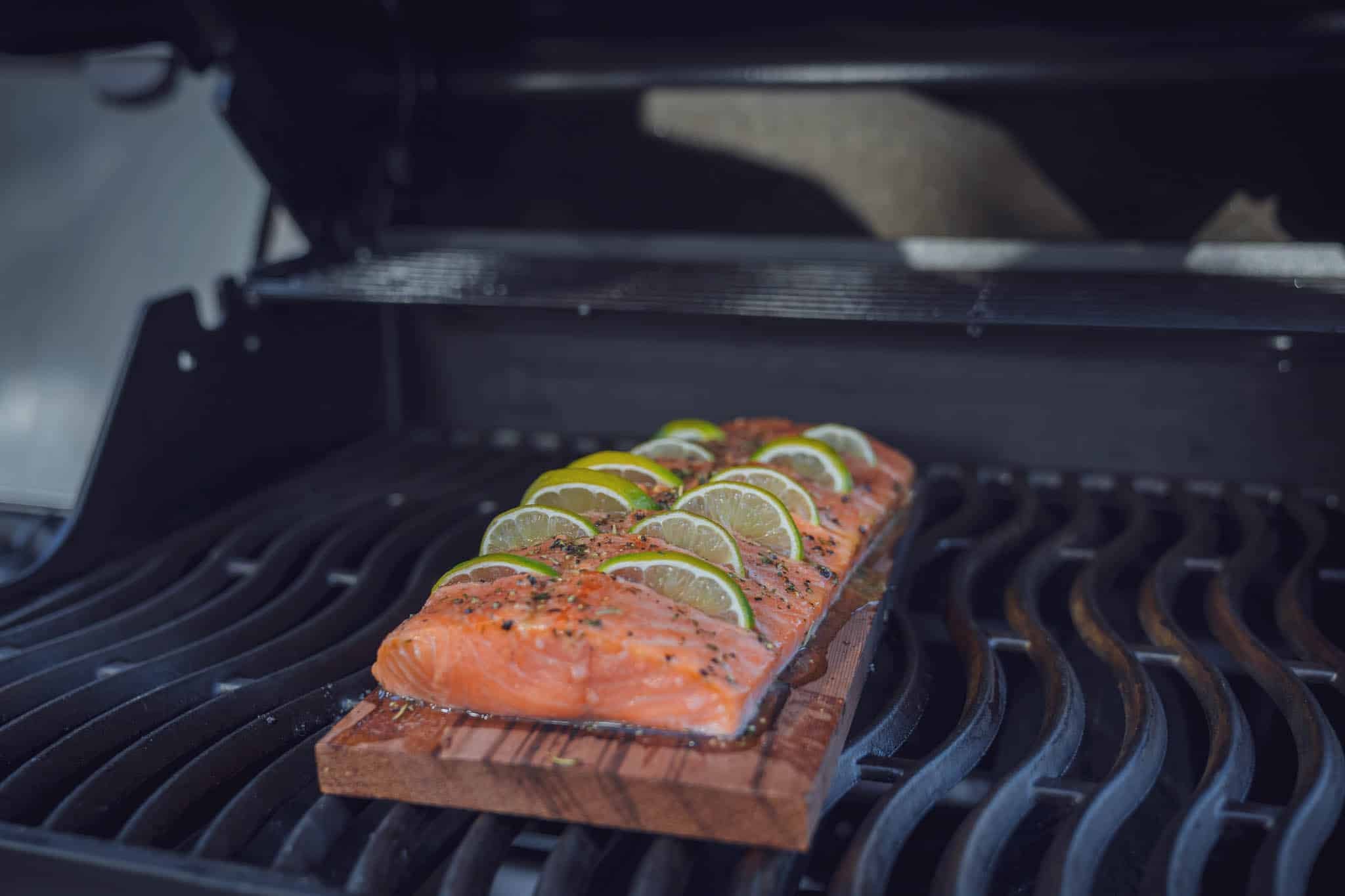 Der Lachs grillt im indirekten Bereich