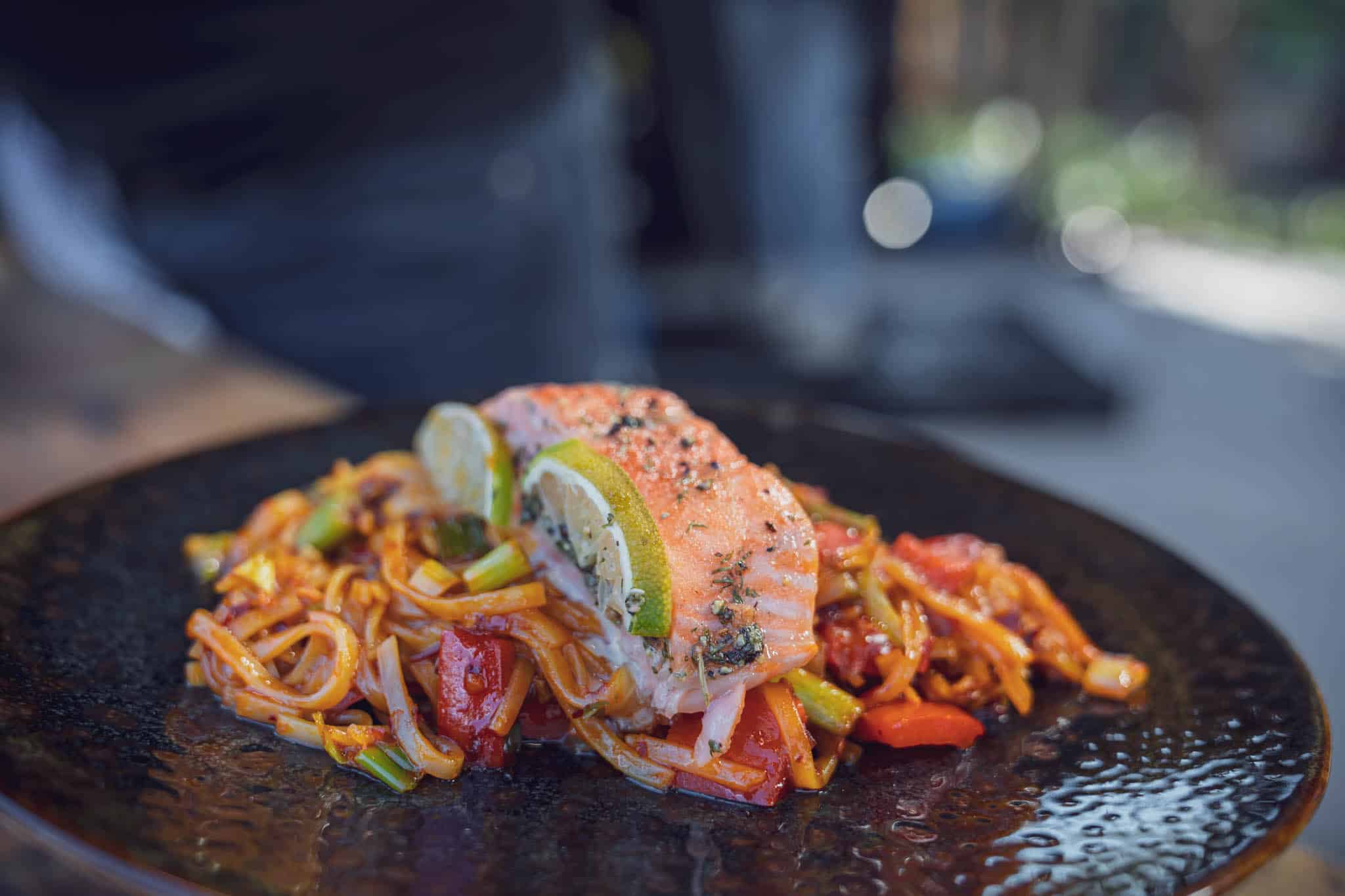 Ein leckeres Tellerbild vom Lachs auf Asia-Nudeln