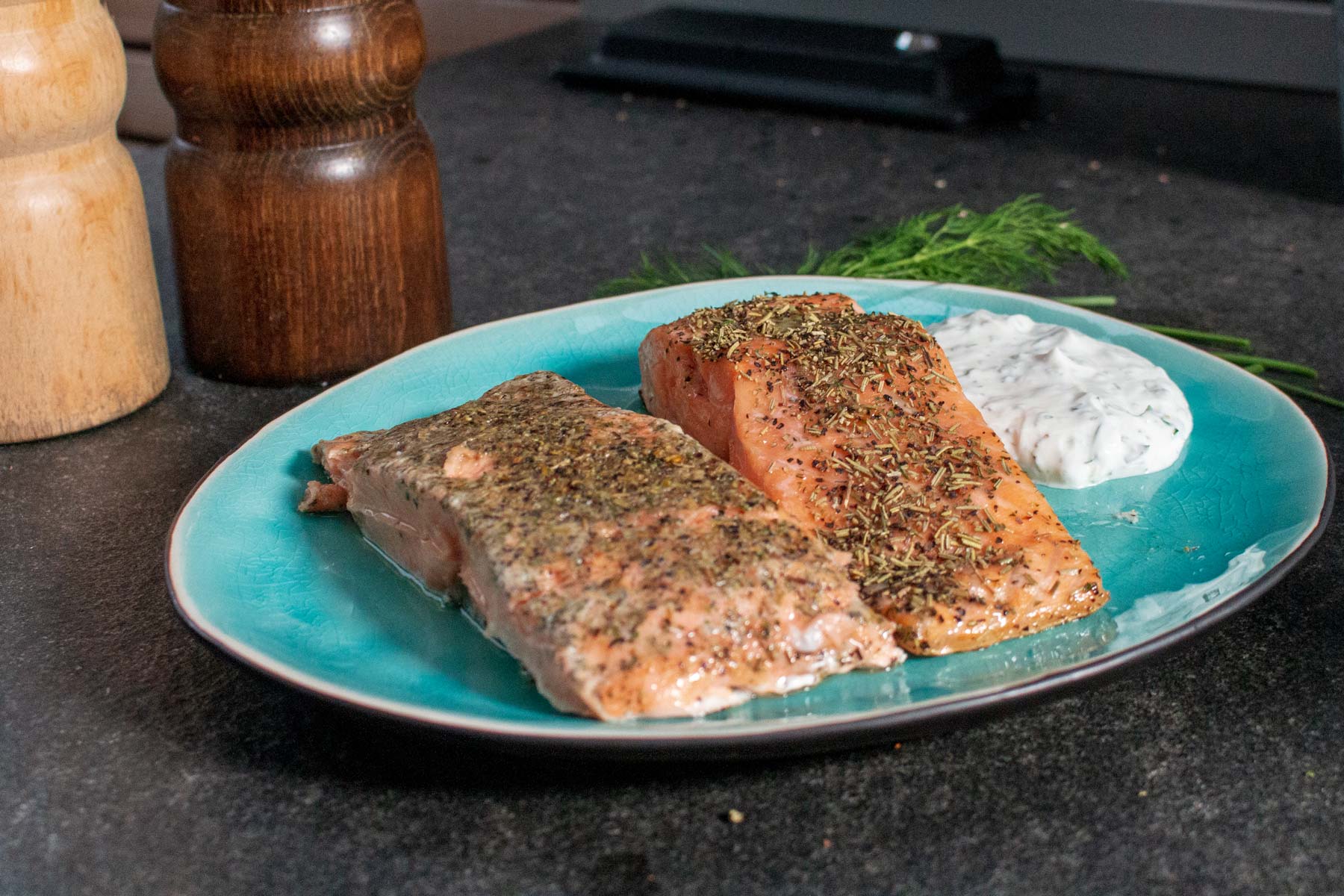Sous Vide Lachs vs gegrillten Lachs auf dem Teller