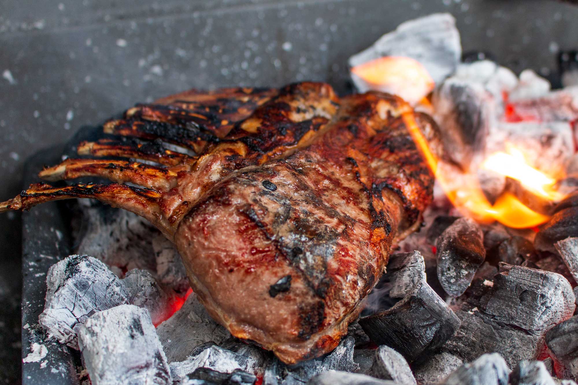Lammkarree wird direkt in der heissen Glut gegrillt