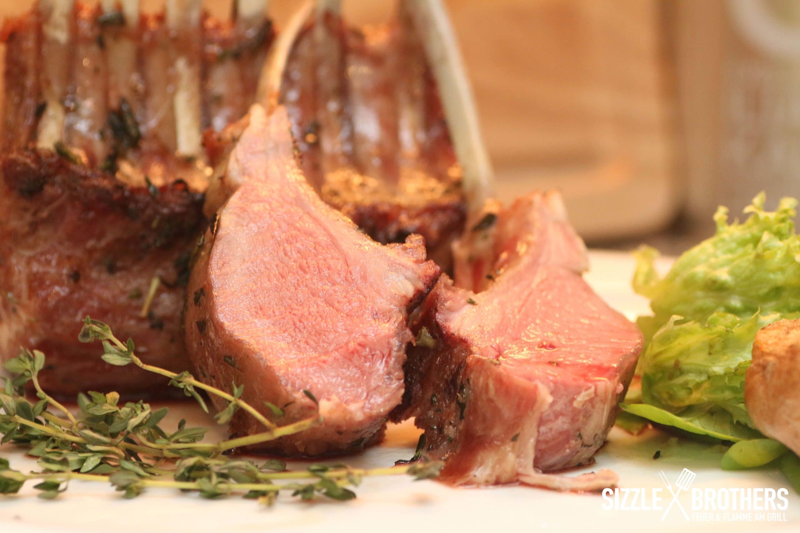 Fertig: Saftig gegrilltes Lammkarree