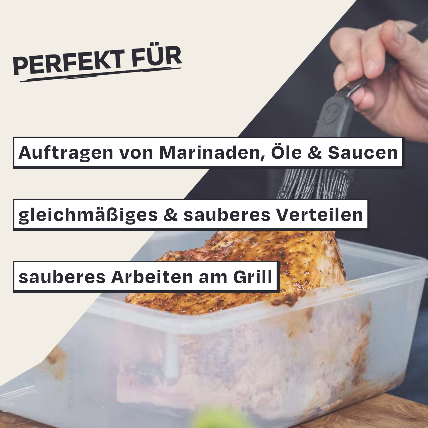Hand trägt Marinade mit Pinsel auf Fleisch auf. Text: Perfekt für Auftragen von Marinaden, Öle & Saucen.