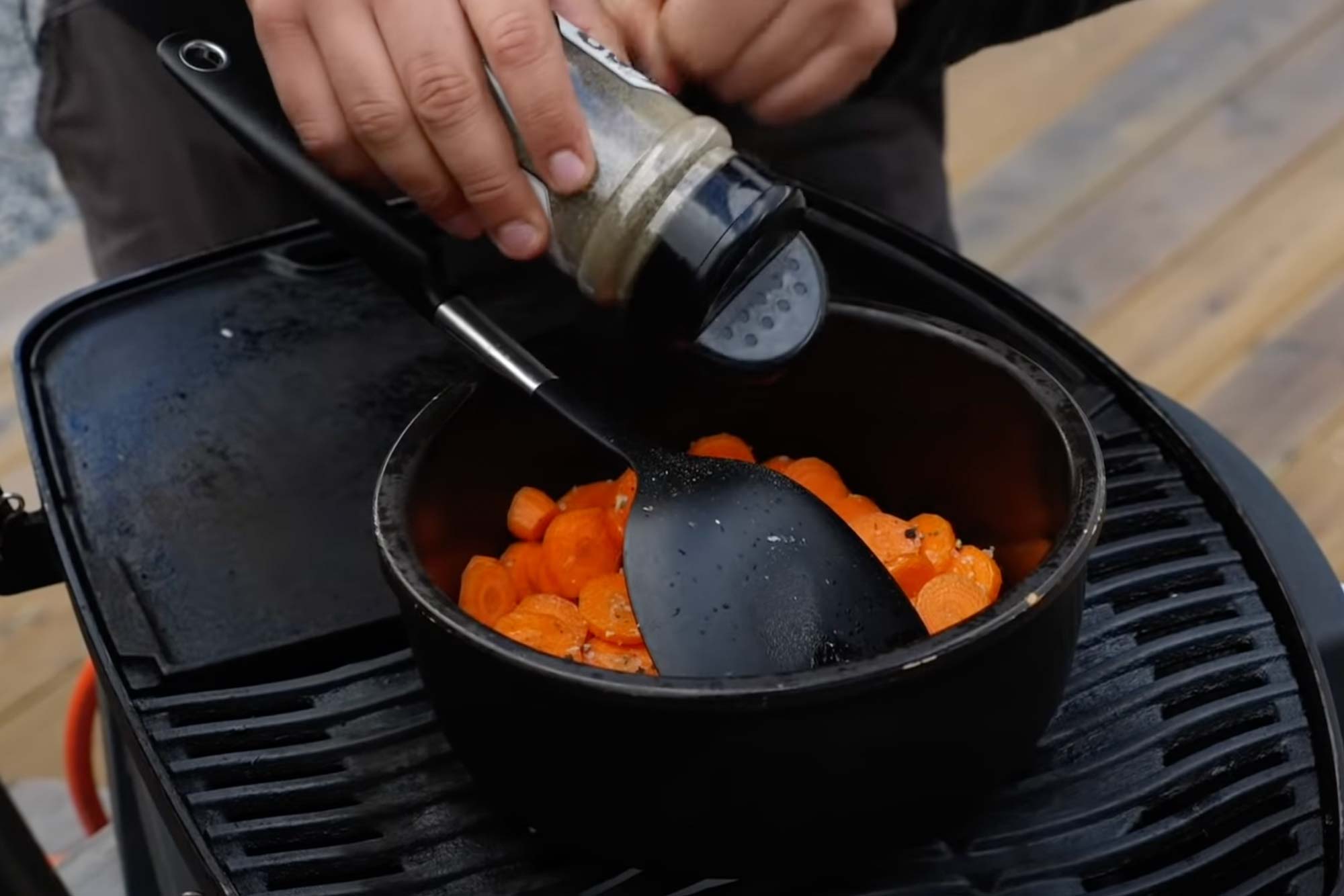 Möhren werden gewürzt