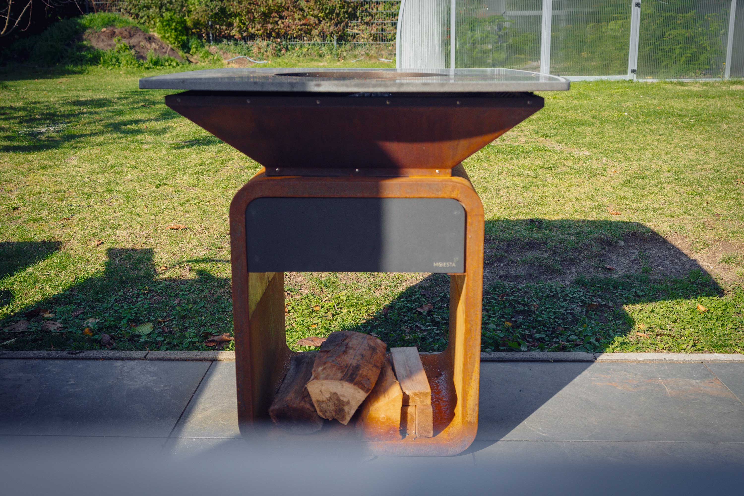 Moesta One Fireplace im Garten