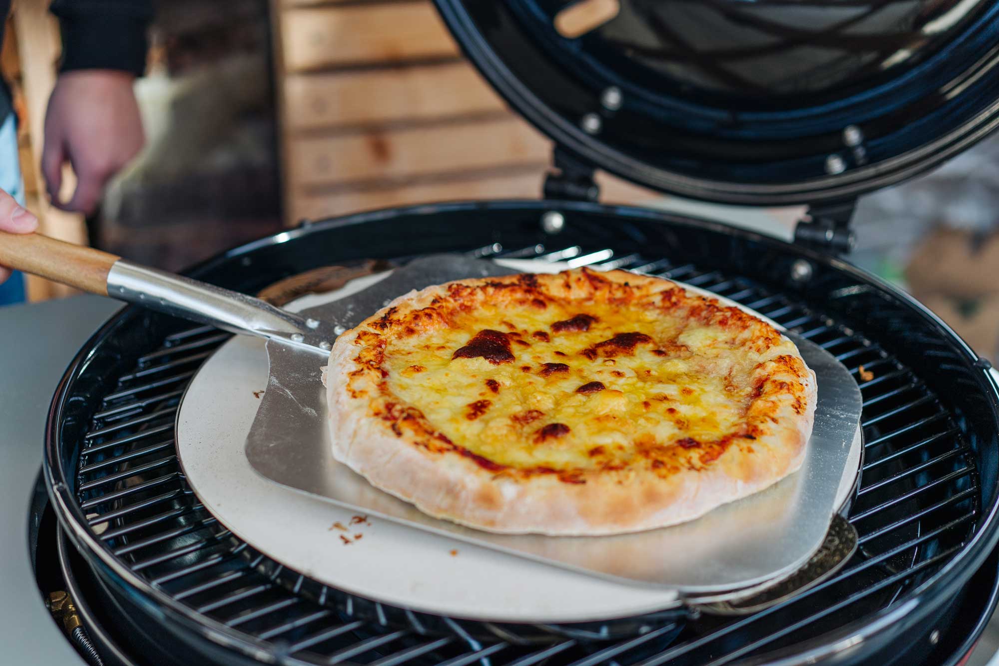 Die New York Pizza wurde in einem Kugelgrill gebacken