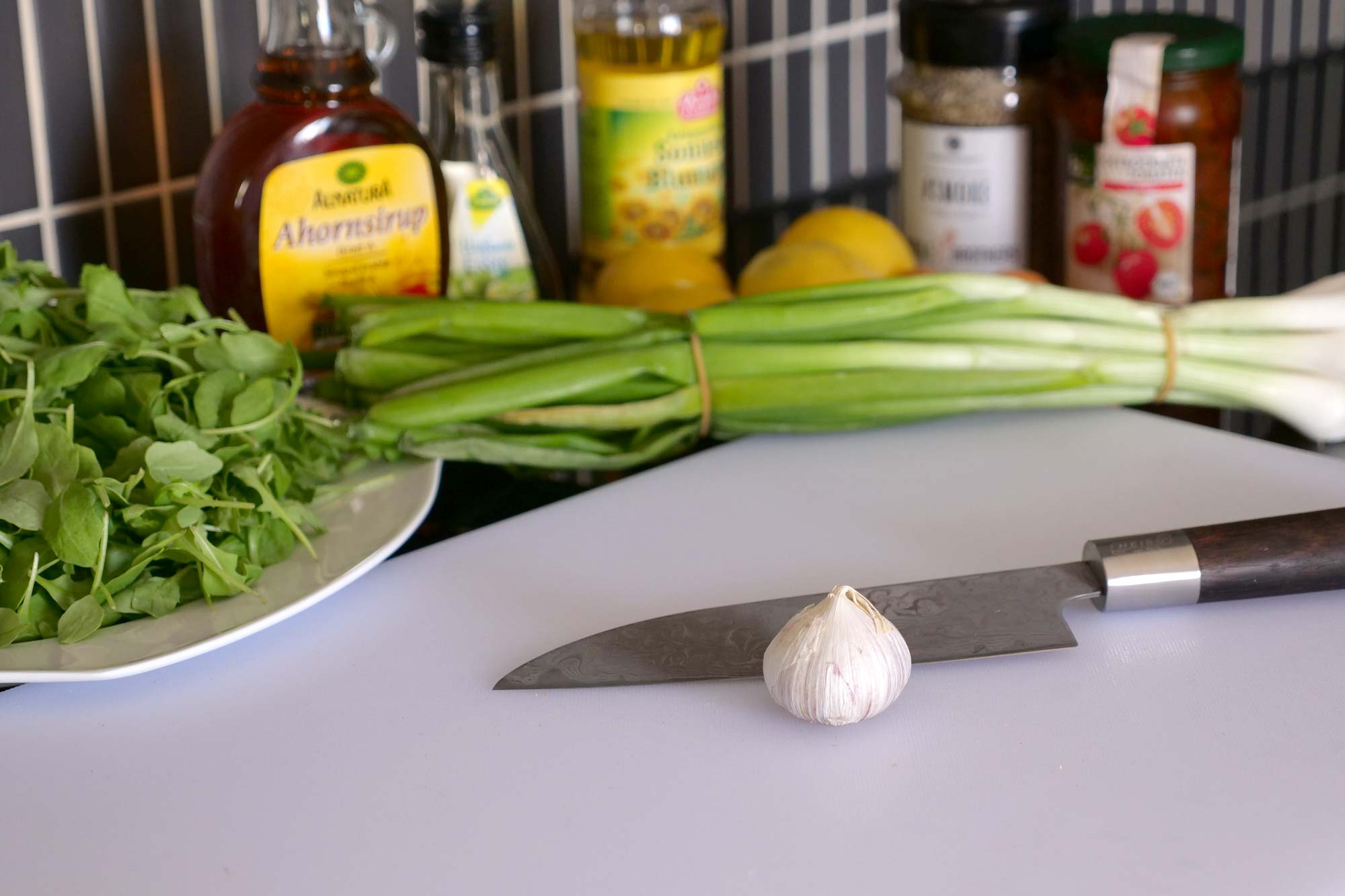 Schneiden der Zutaten für den Nudelsalat ohne Mayo