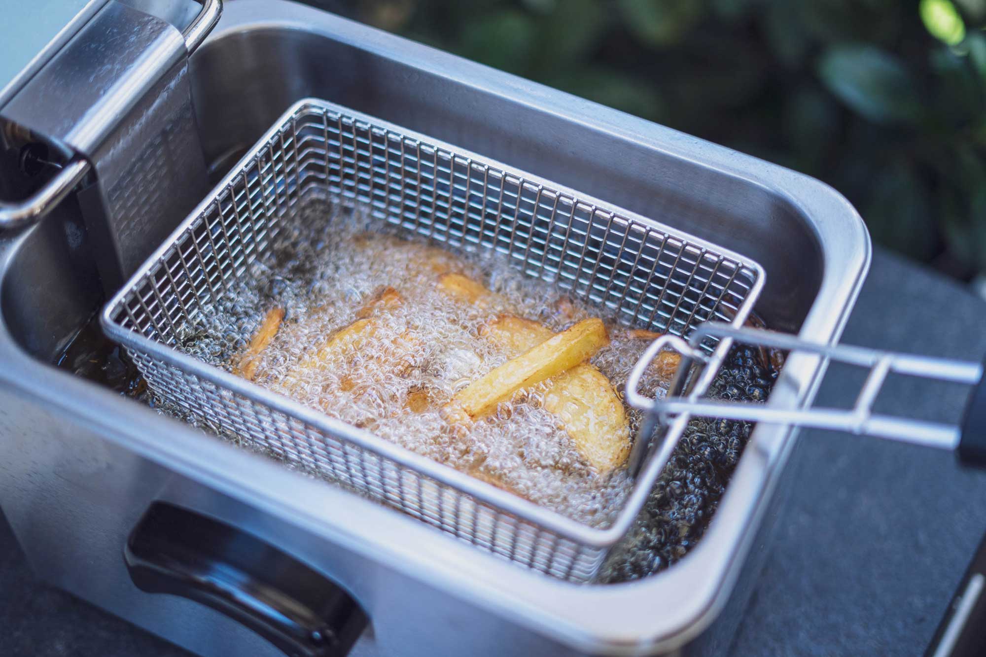 Die Pommes im heißen Öl