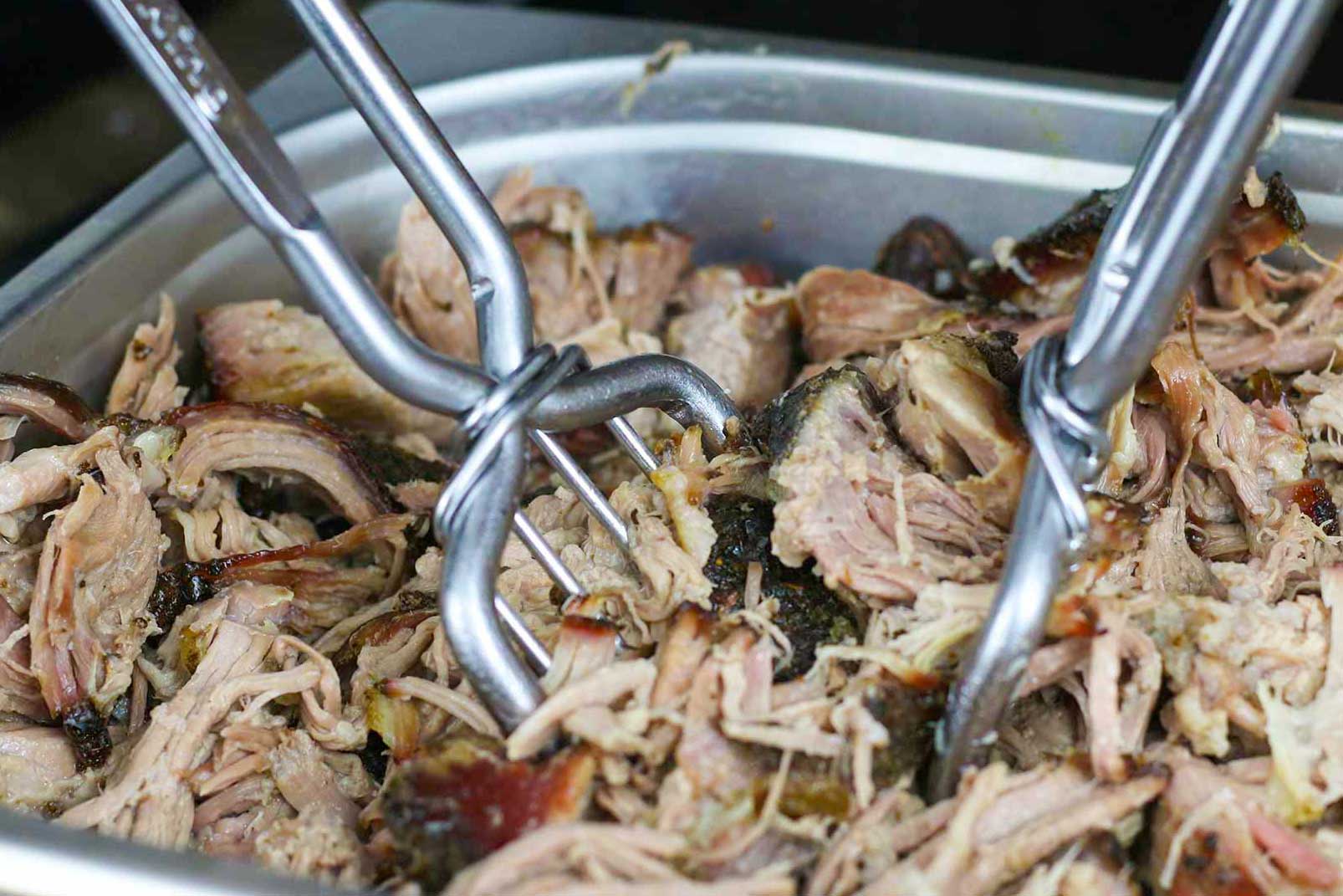 Schweinenacken für Pulled Pork zerzupfen
