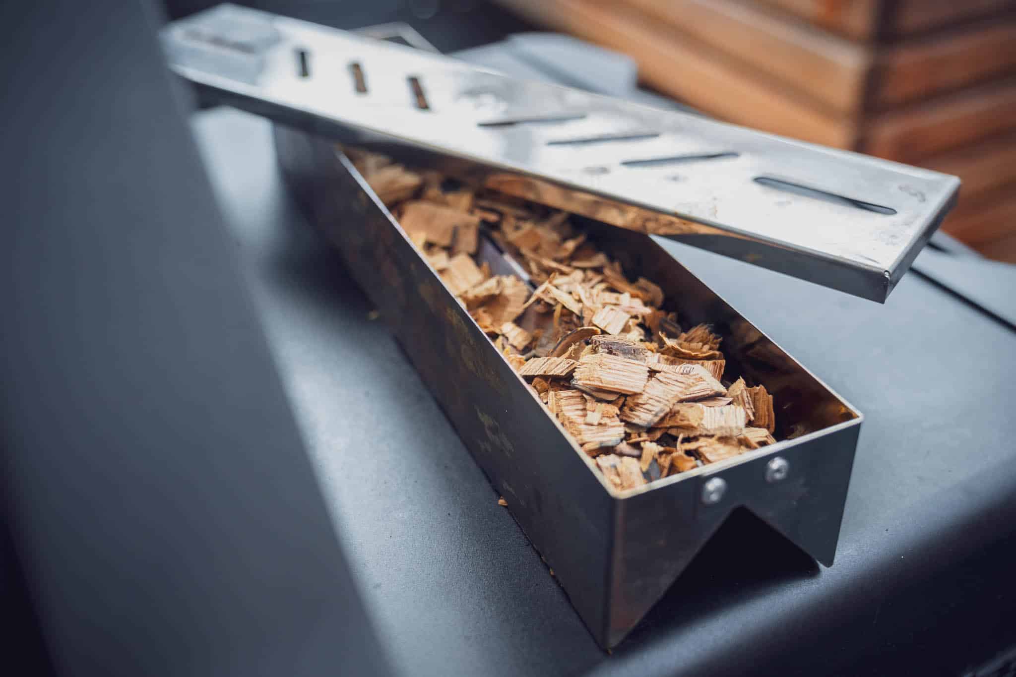 Die Räucherschale wird mit einem Deckel zugemacht