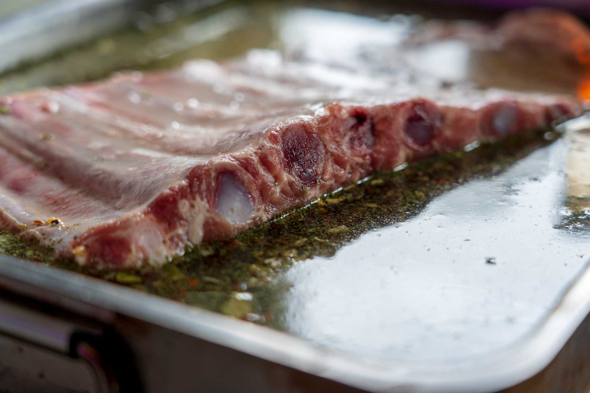 Rippchen schwimmen in der Brine mit Liquid Smoke