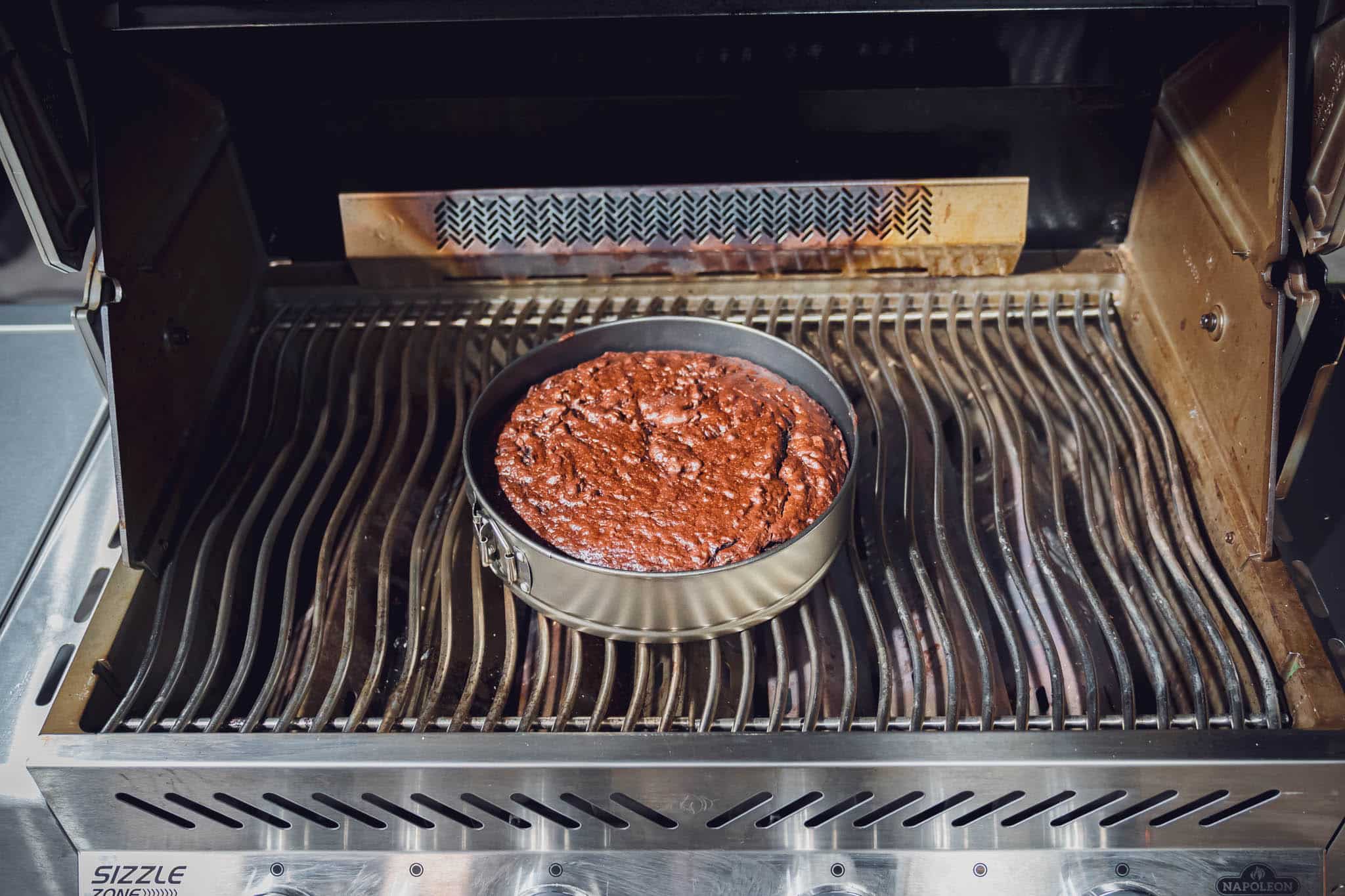 Der Kuchen liegt indirekt auf dem Grill