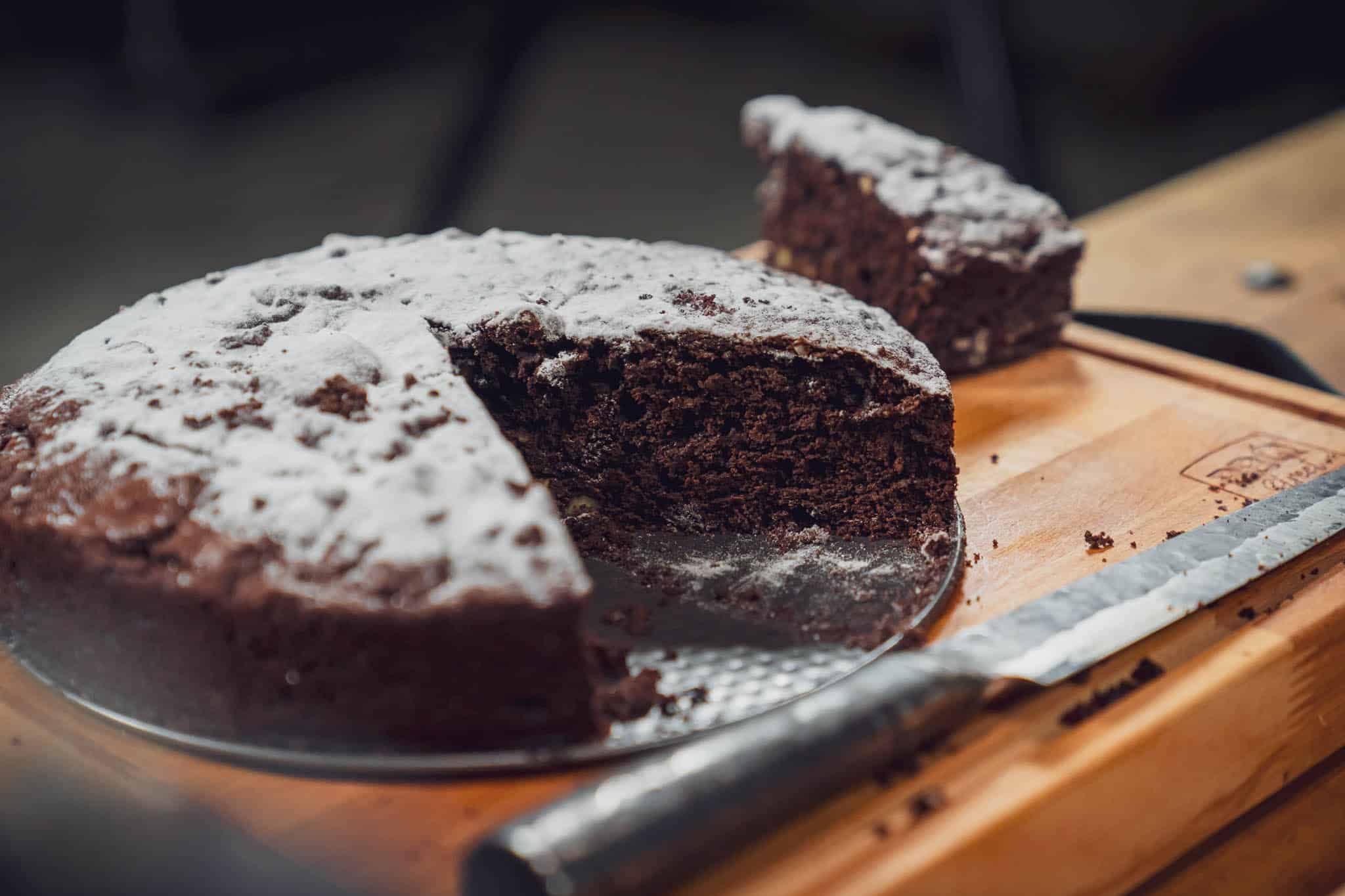 Angeschnittener Schokokuchen