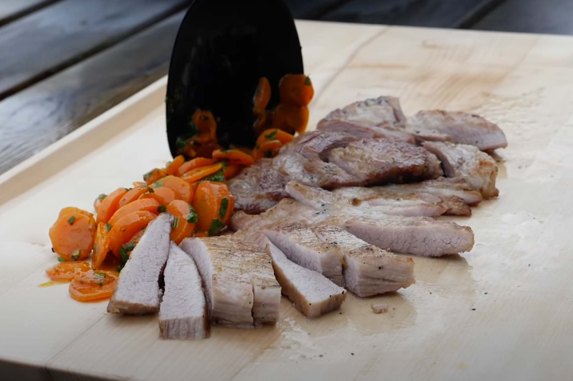 Fleisch und Gemüse wird angerichtet