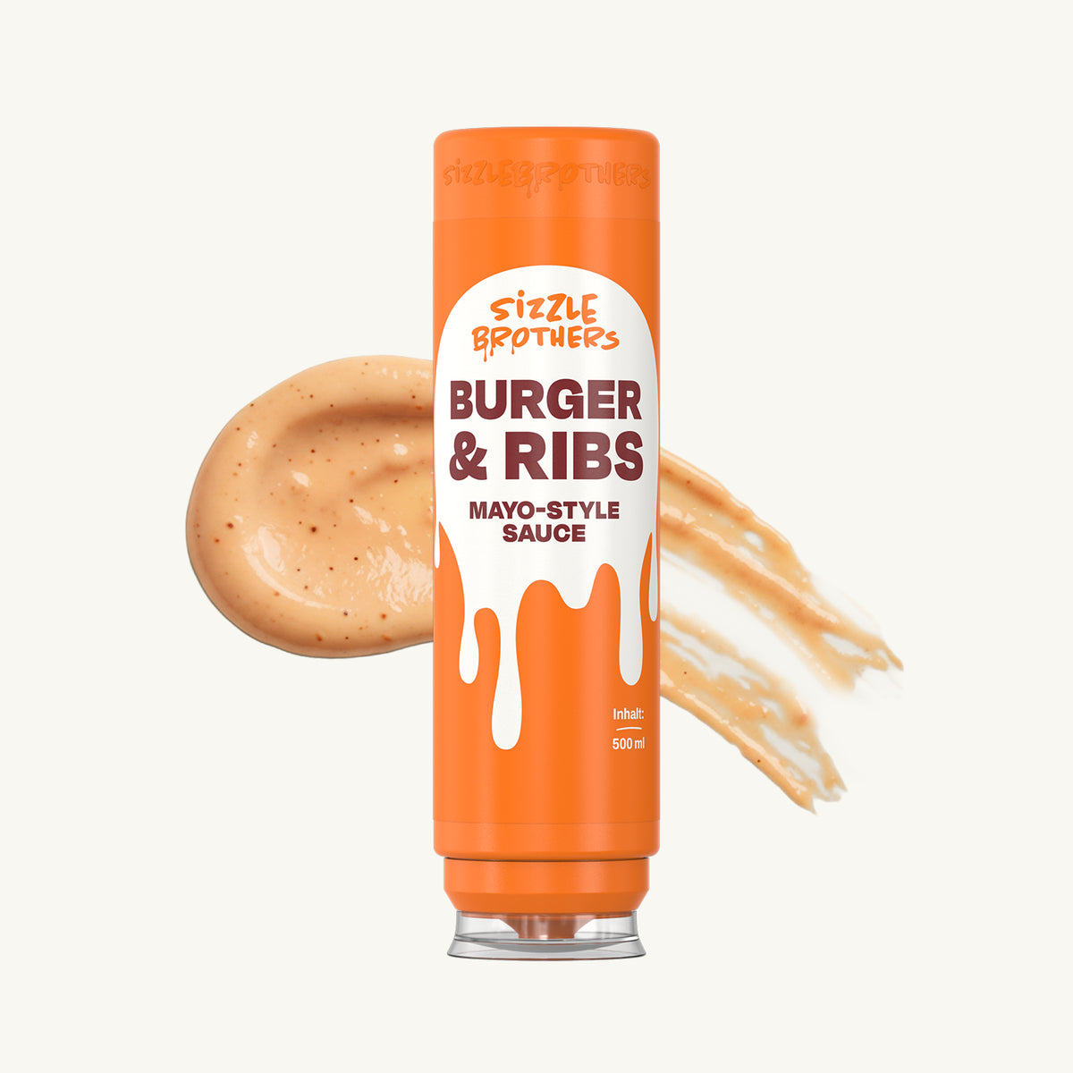 SizzleBrothers Burger Ribs Mayo-Style Sauce in der orangefarbenen 500 ml Flasche neben einem Klecks heller Sauce