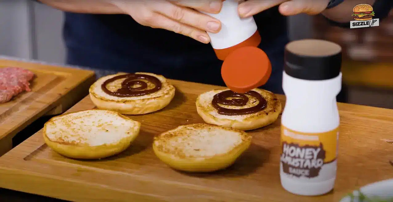 Ziegenkäse Burger zusammenstelle: SizzleBrothers Burger Ribs Sauce auf Brötchenunterseite auftragen