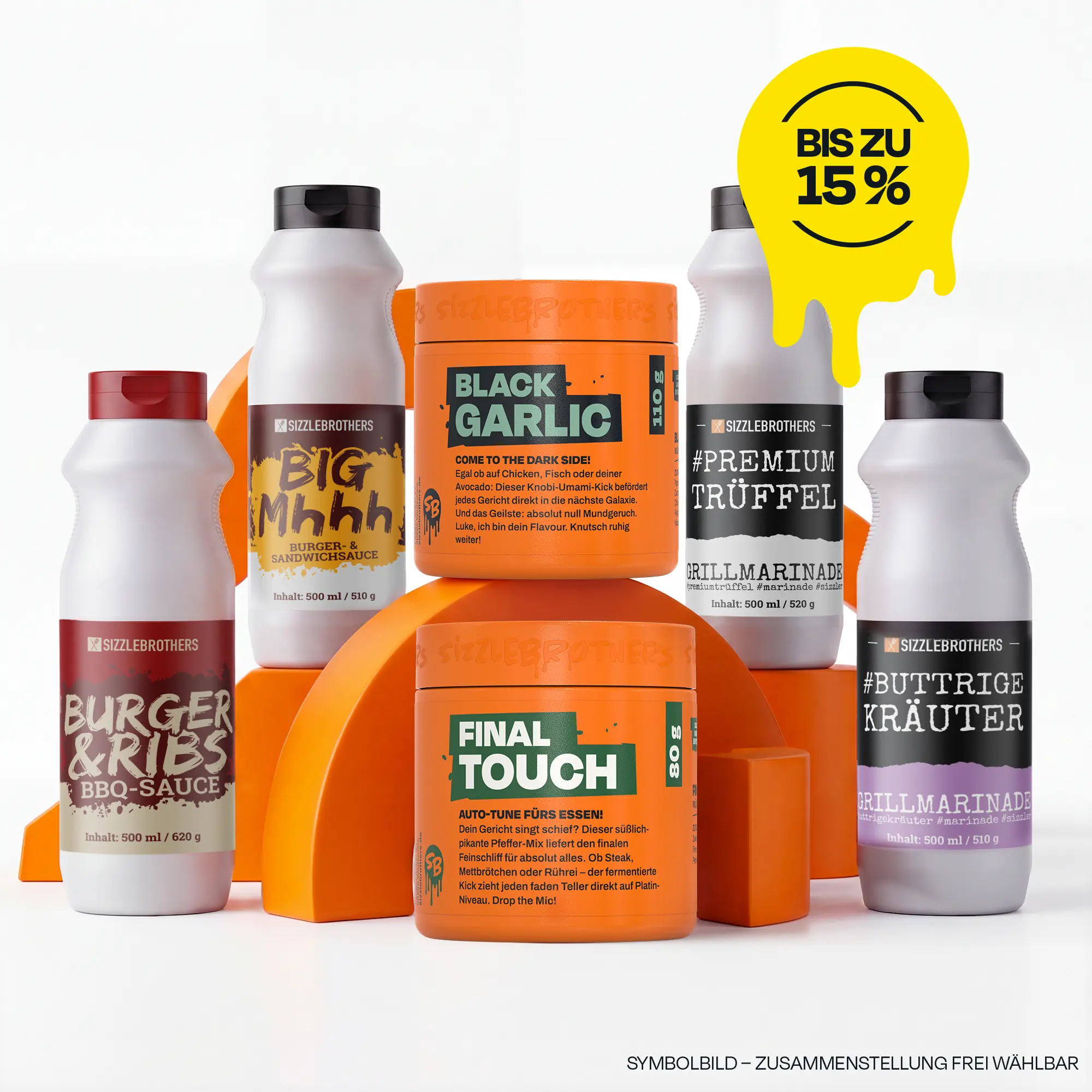Sechs orange und weiße Gewürz- und Soßenflaschen mit Texten. Text: "Bis zu 15 %".
