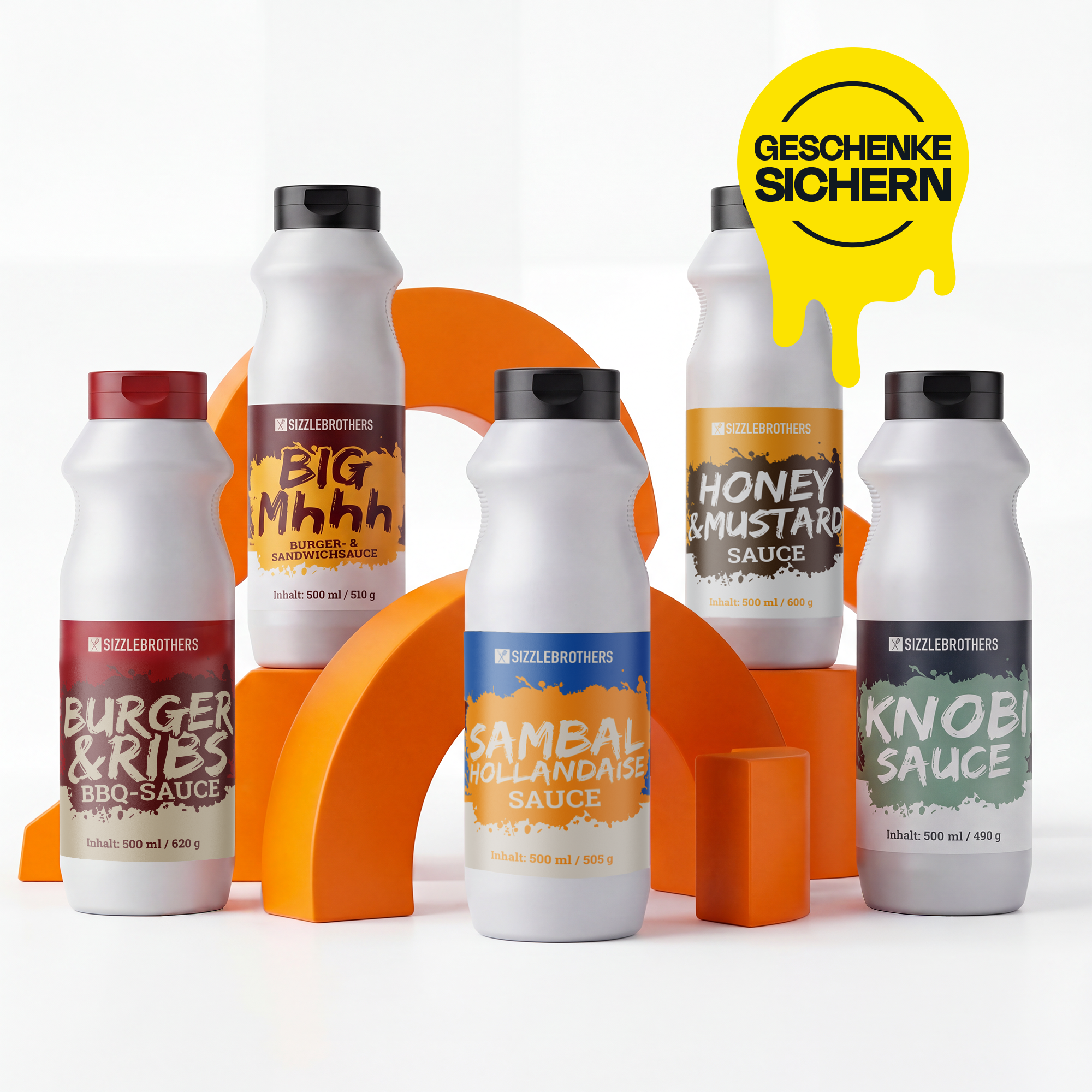 Fünf Flaschen mit verschiedenen Saucen vor orangefarbenen Formen, Text: Geschenke sichern.