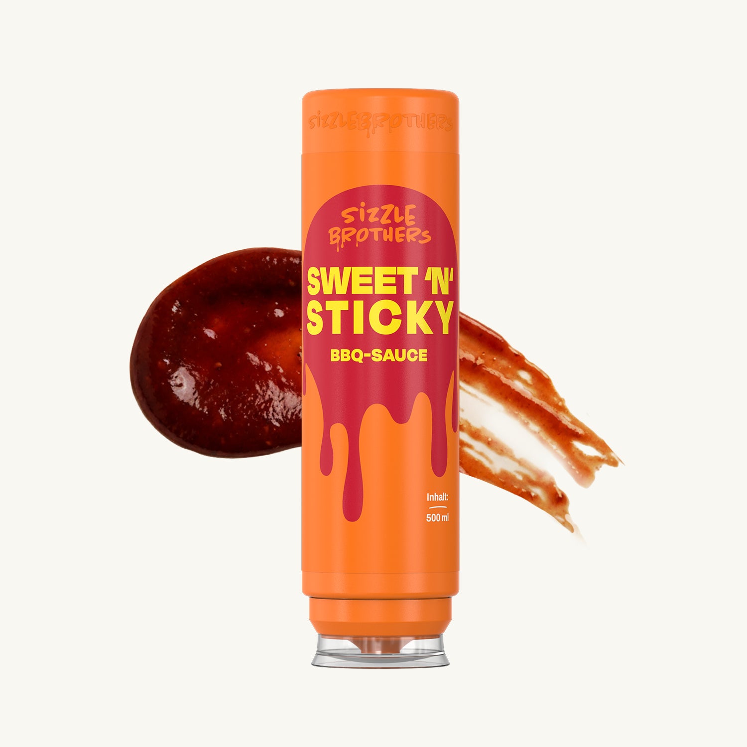 SizzleBrothers Sweet n Sticky BBQ-Sauce in der orangefarbenen 500 ml Flasche neben einem Klecks dunkelroter Barbecuesauce