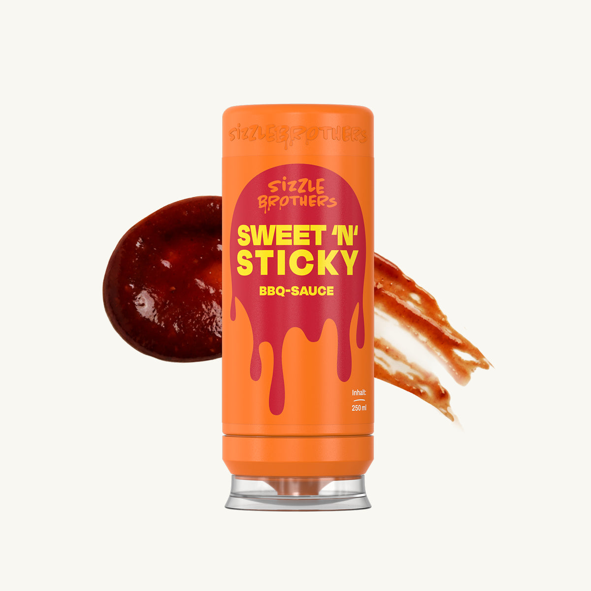 SizzleBrothers Sweet n Sticky BBQ-Sauce in der orangefarbenen 250 ml Flasche neben einem Klecks dunkelroter Barbecuesauce