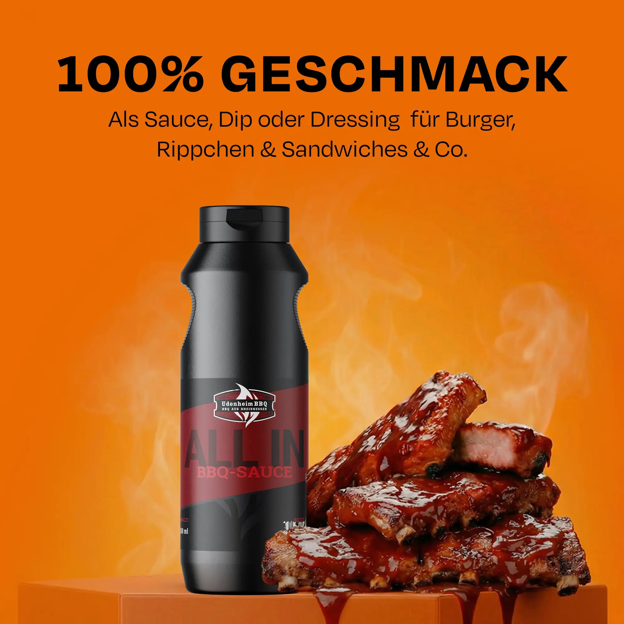 BBQ-Sauce und saftige Rippchen vor orangefarbenem Hintergrund mit Text.
