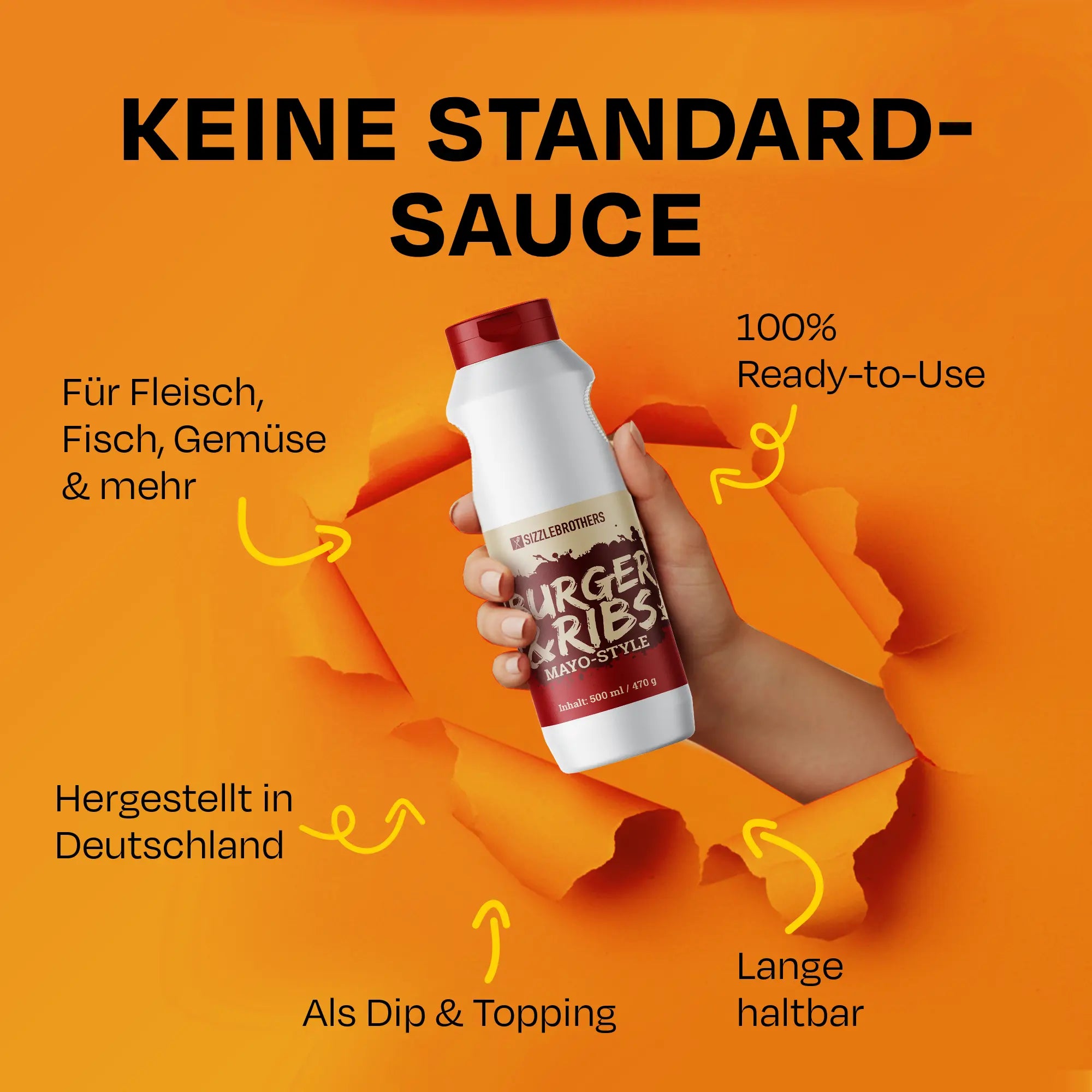 Hand hält Flasche vor Orangenhintergrund. Text: Keine Standardsauce, hergestellt in Deutschland.