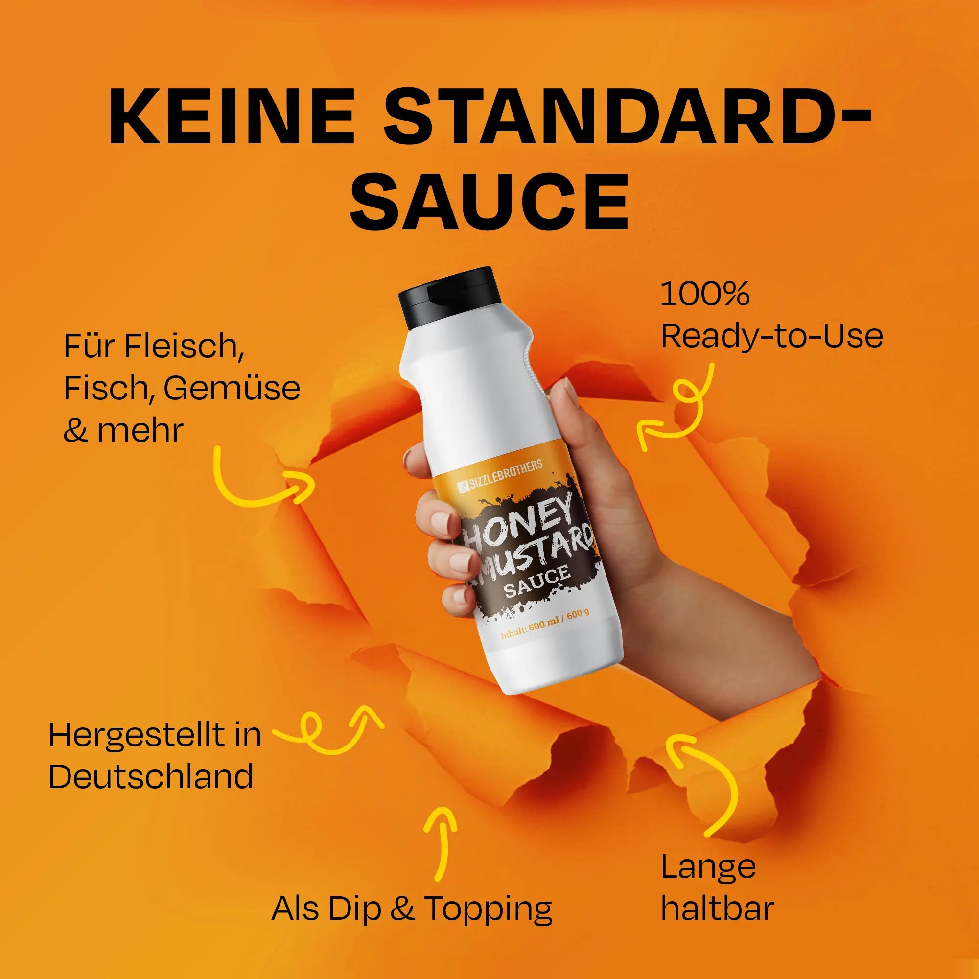 Hand hält Sauce. Text: Keine Standard-Sauce, hergestellt in Deutschland, lange haltbar.
